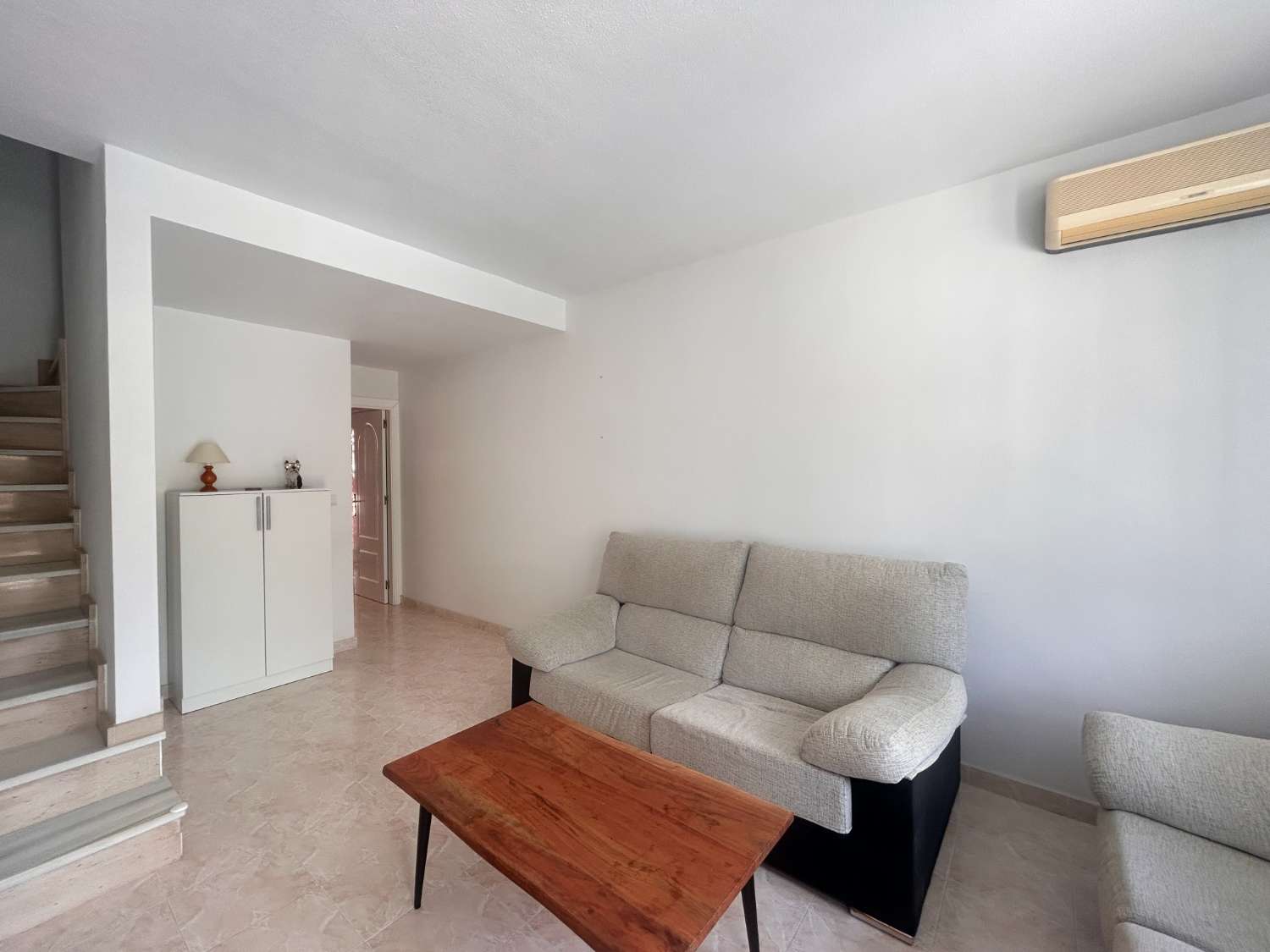 Kaunis, aurinkoinen kaksikerroksinen La Floridassa