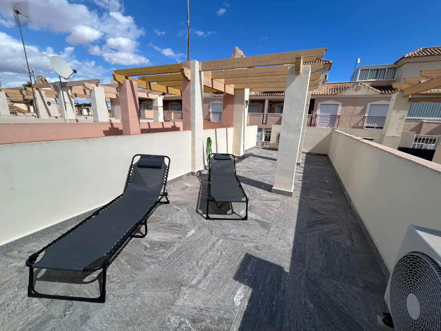 Kaunis, aurinkoinen kaksikerroksinen La Floridassa