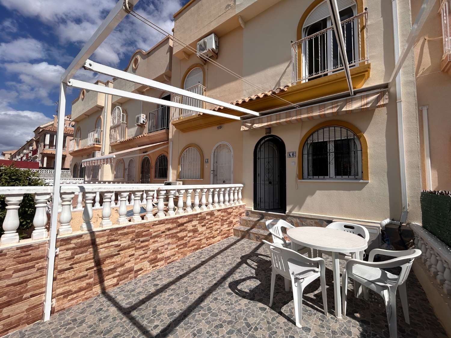 Kaunis, aurinkoinen kaksikerroksinen La Floridassa