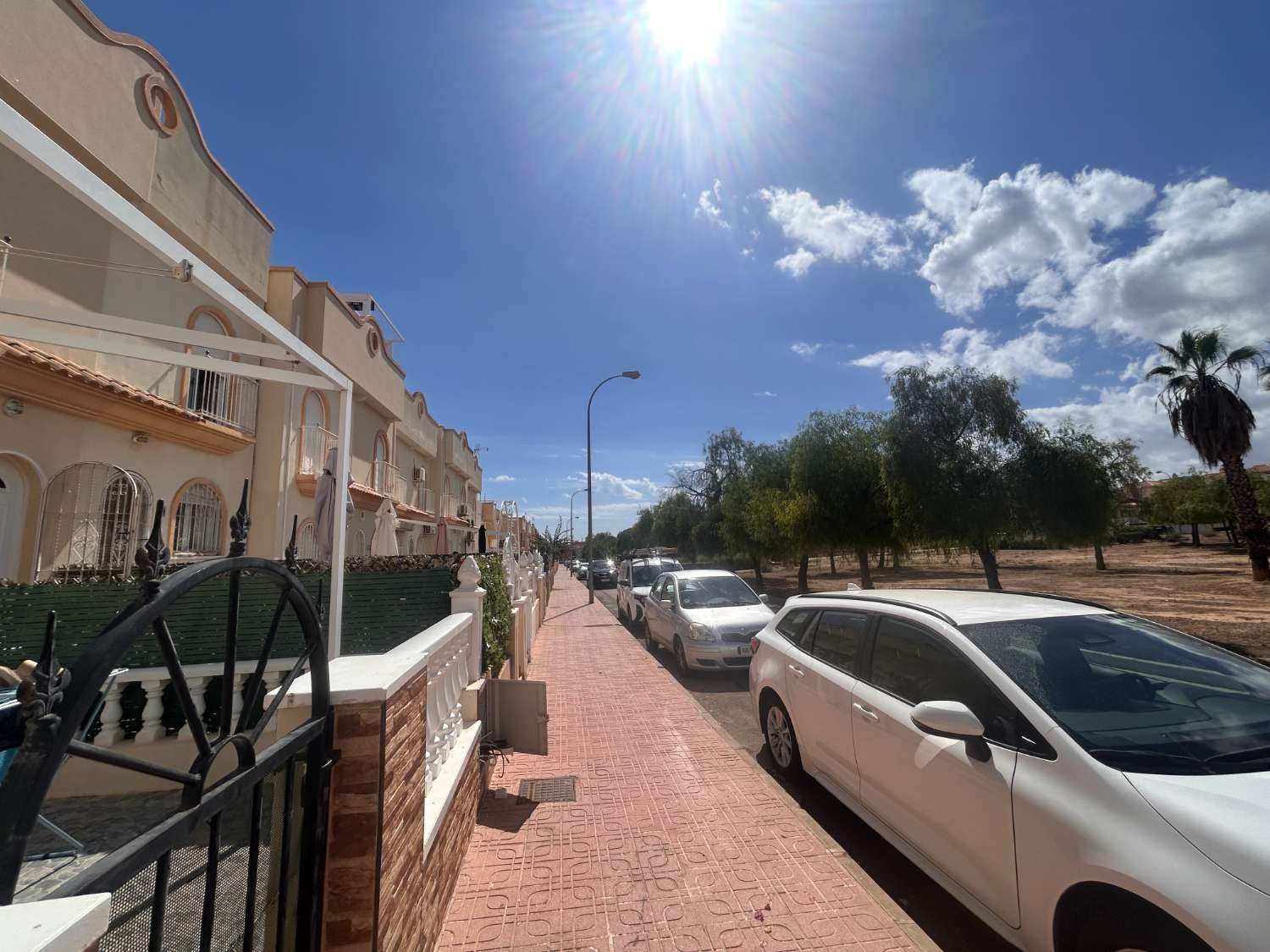 Kaunis, aurinkoinen kaksikerroksinen La Floridassa