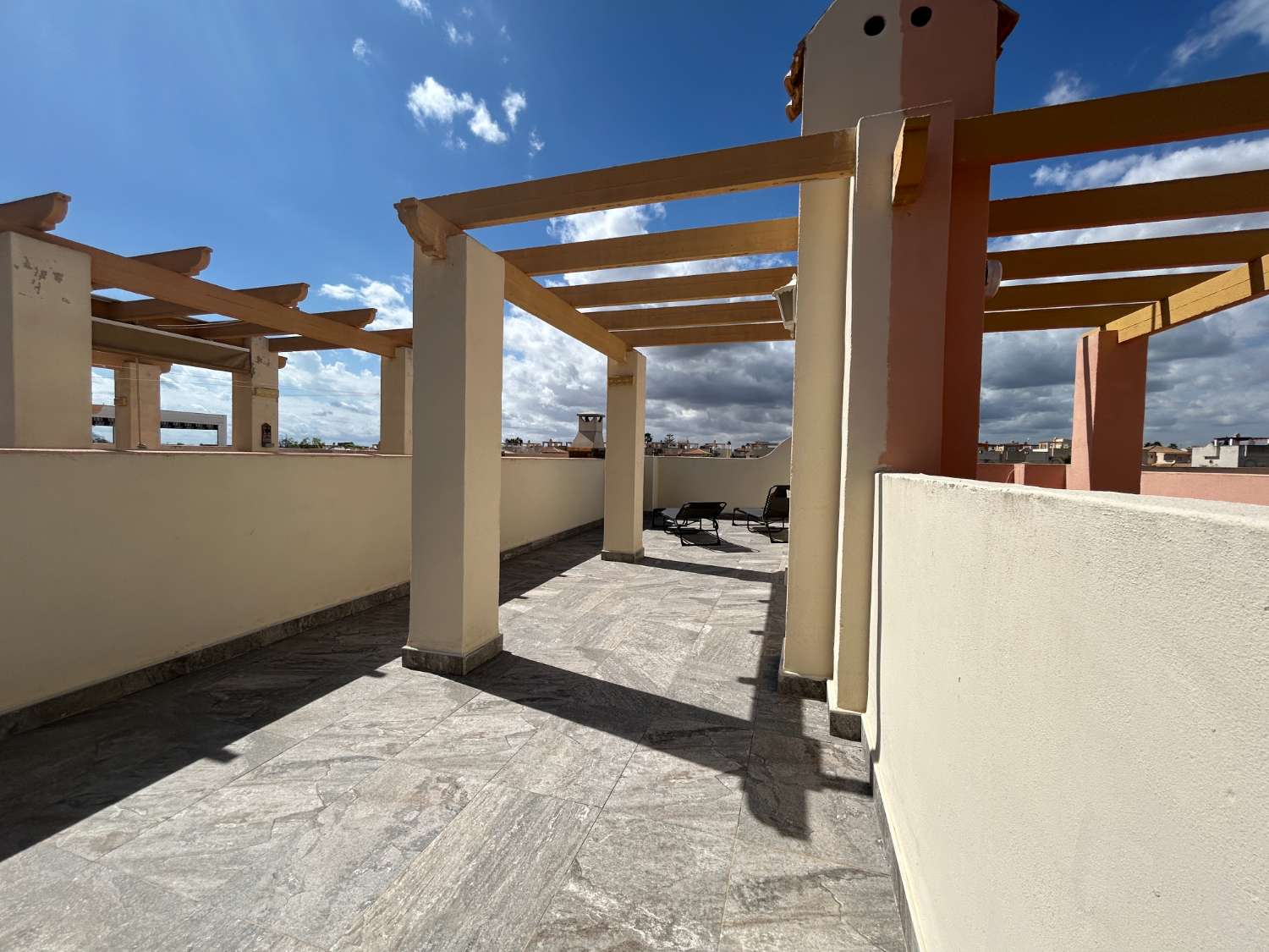 Kaunis, aurinkoinen kaksikerroksinen La Floridassa