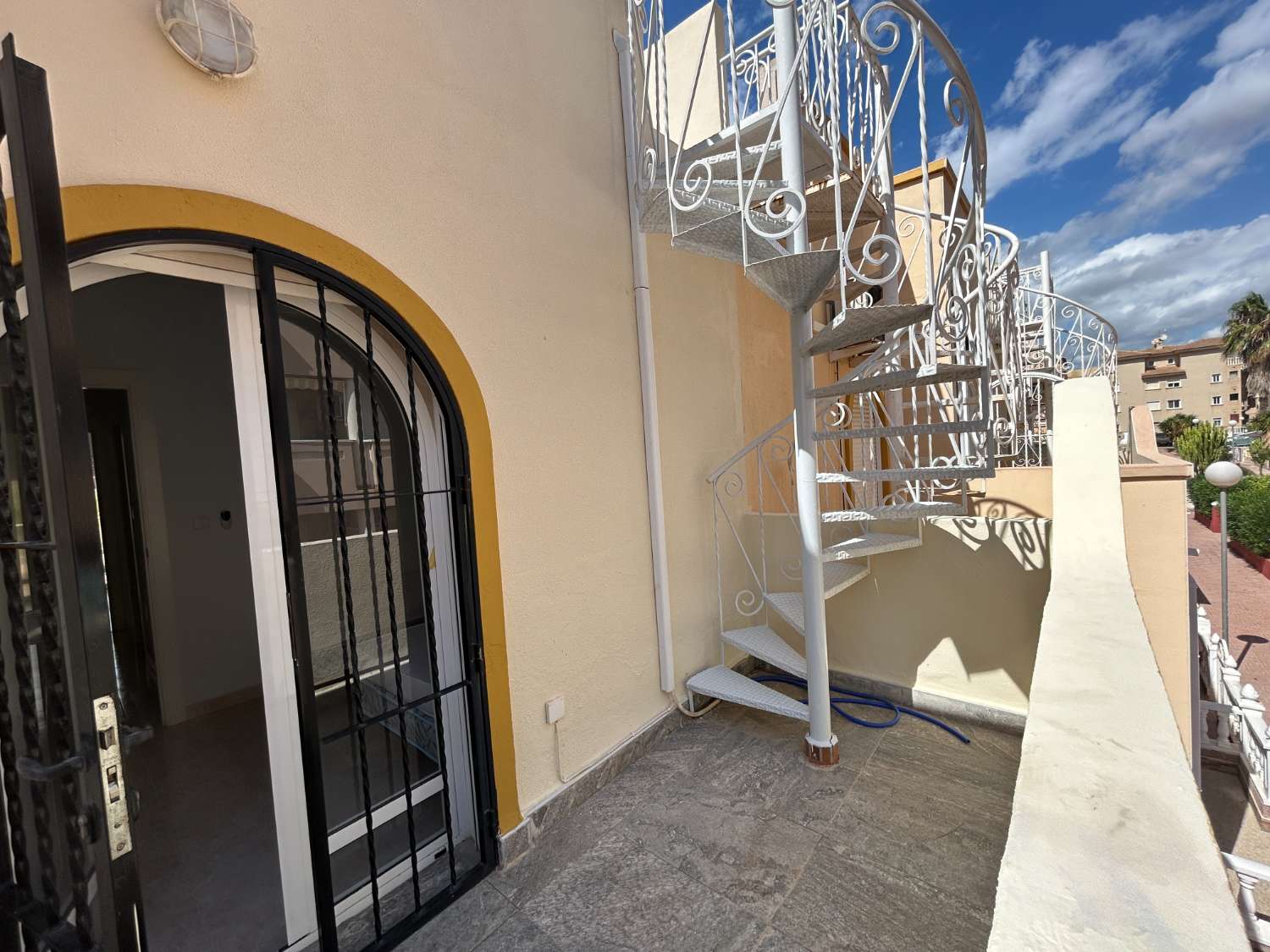 Kaunis, aurinkoinen kaksikerroksinen La Floridassa