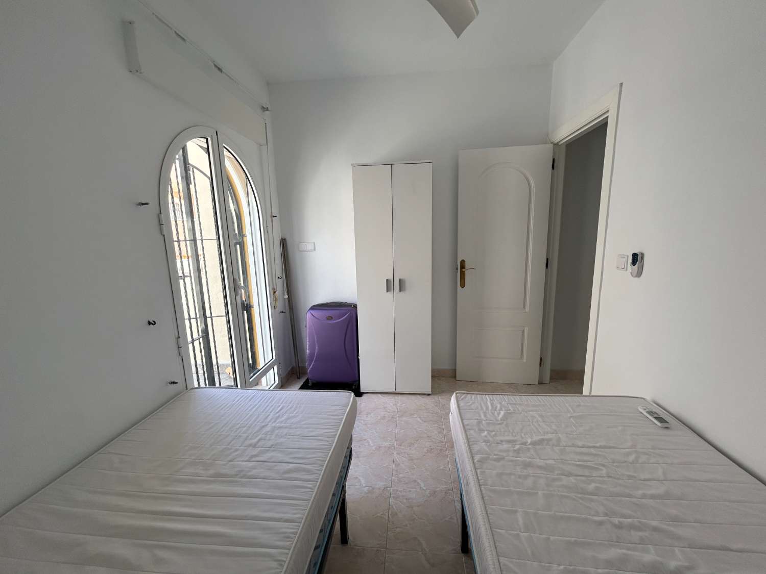 Kaunis, aurinkoinen kaksikerroksinen La Floridassa