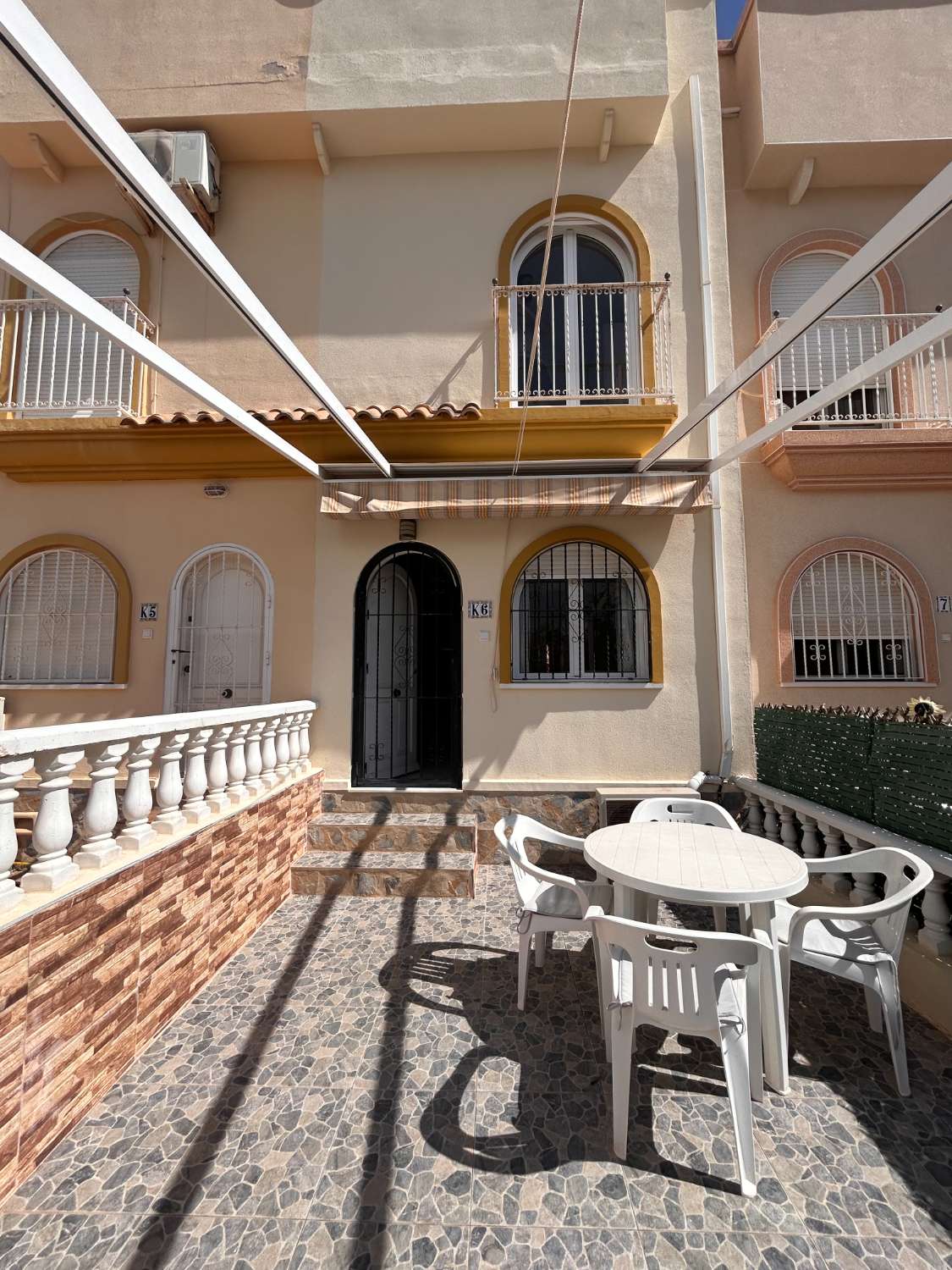 Kaunis, aurinkoinen kaksikerroksinen La Floridassa