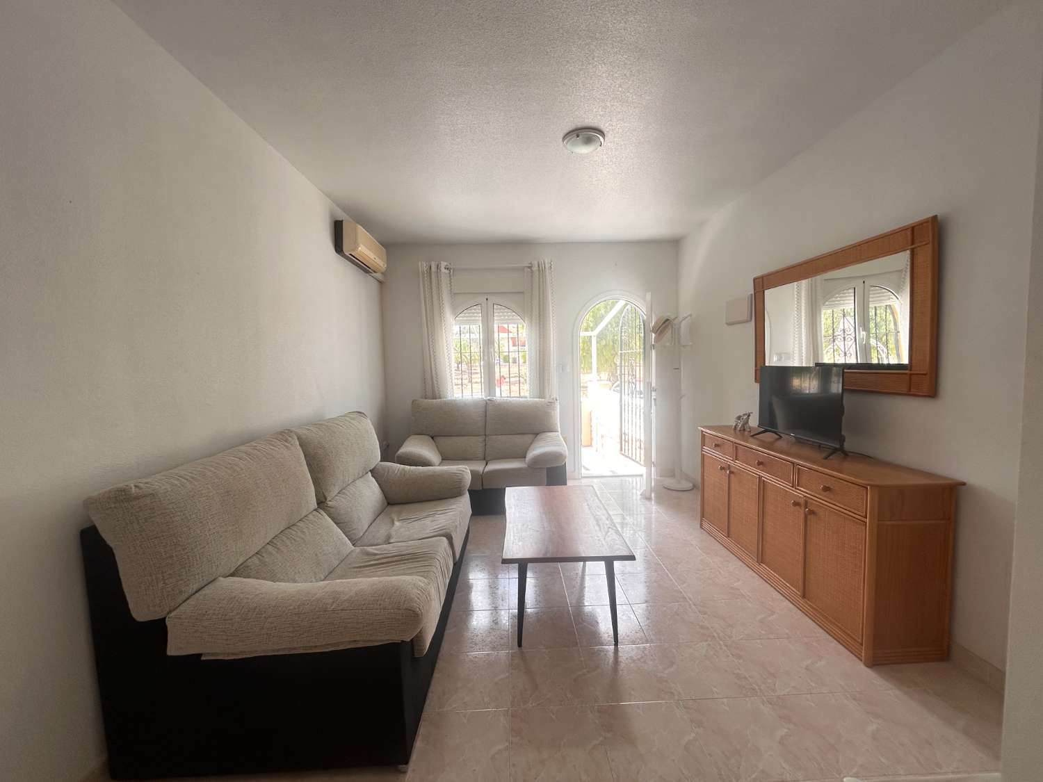 Kaunis, aurinkoinen kaksikerroksinen La Floridassa