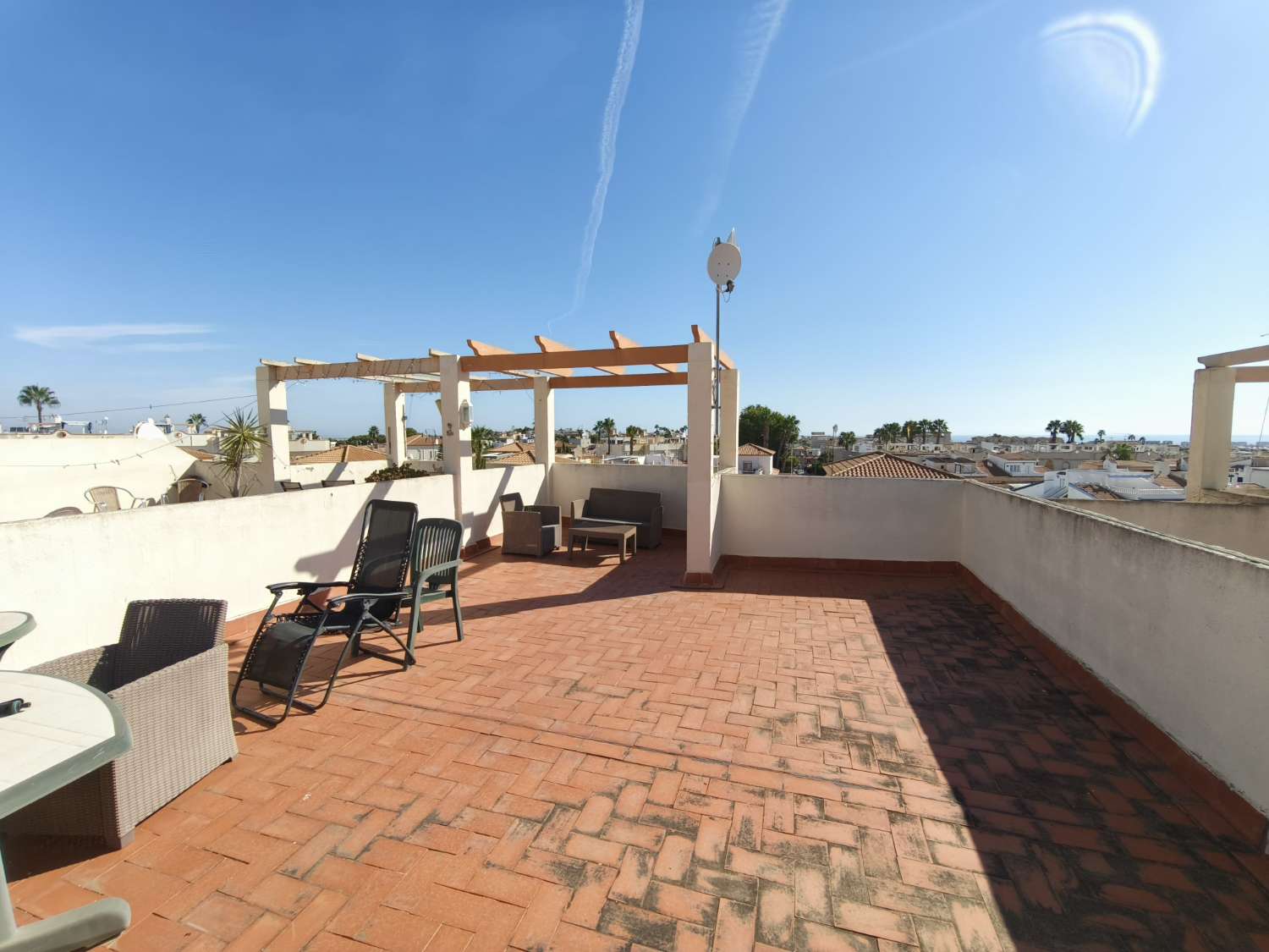 Lägenhet på översta våningen med 2 sovrum och privat solarium