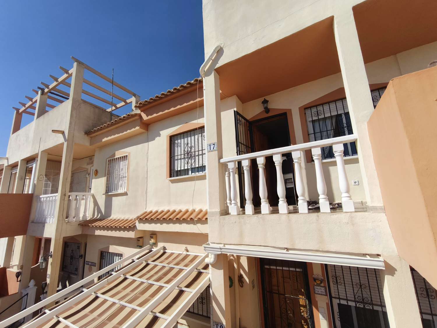 Lägenhet på översta våningen med 2 sovrum och privat solarium