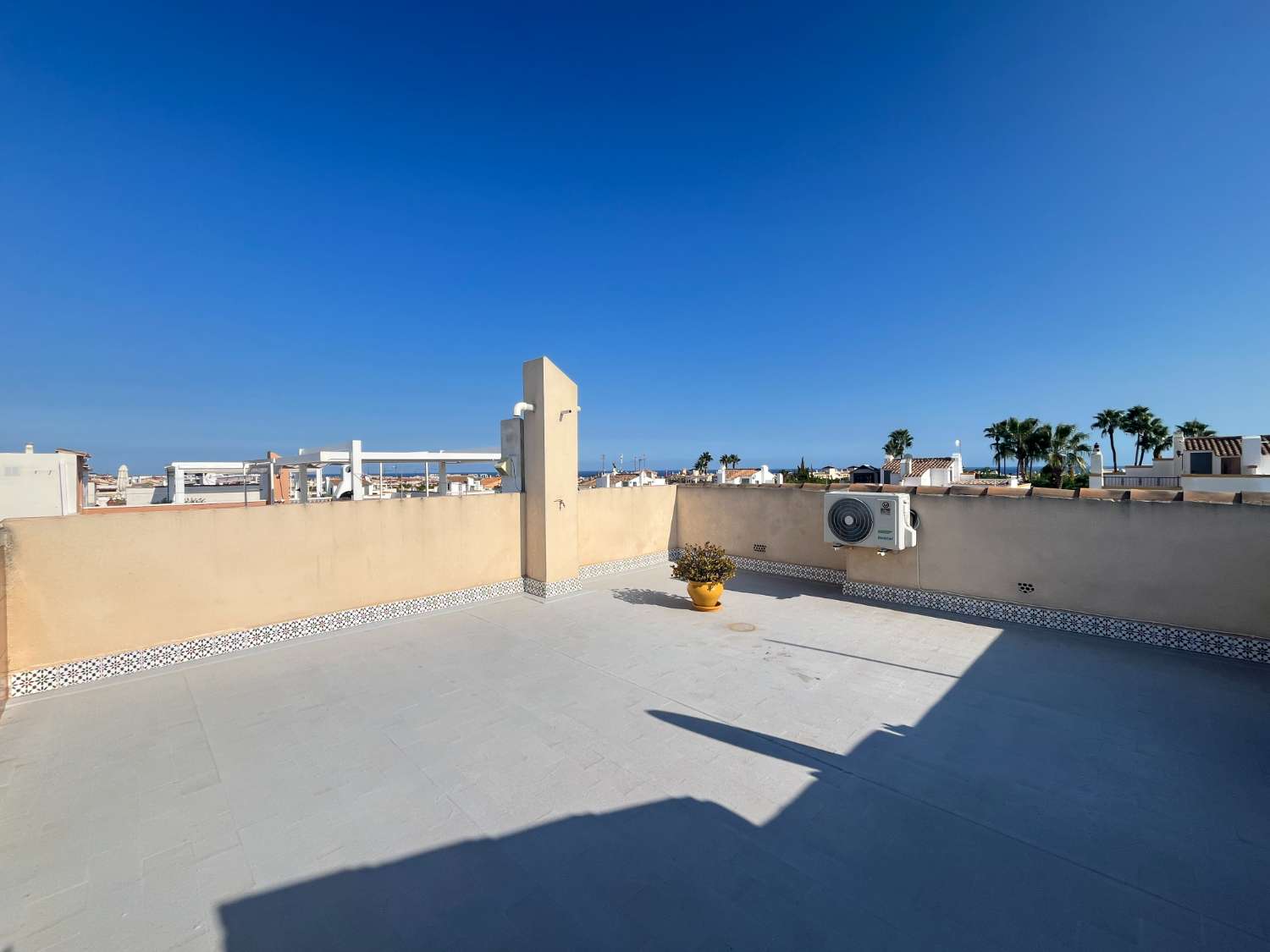 Takvåning med 2 sovrum med privat solarium och havsutsikt