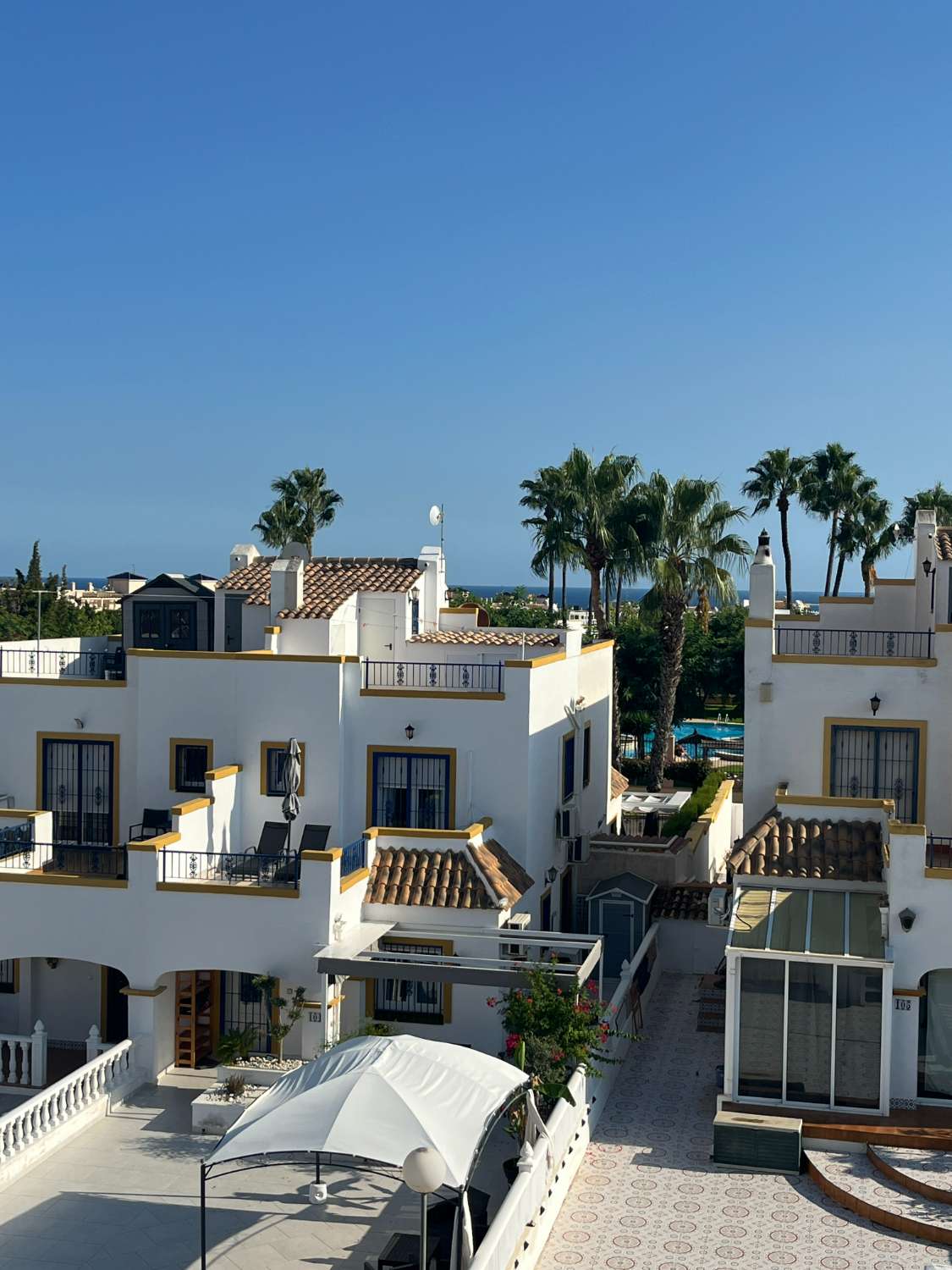 Takvåning med 2 sovrum med privat solarium och havsutsikt