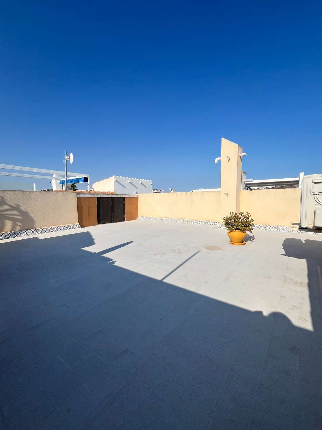 Takvåning med 2 sovrum med privat solarium och havsutsikt