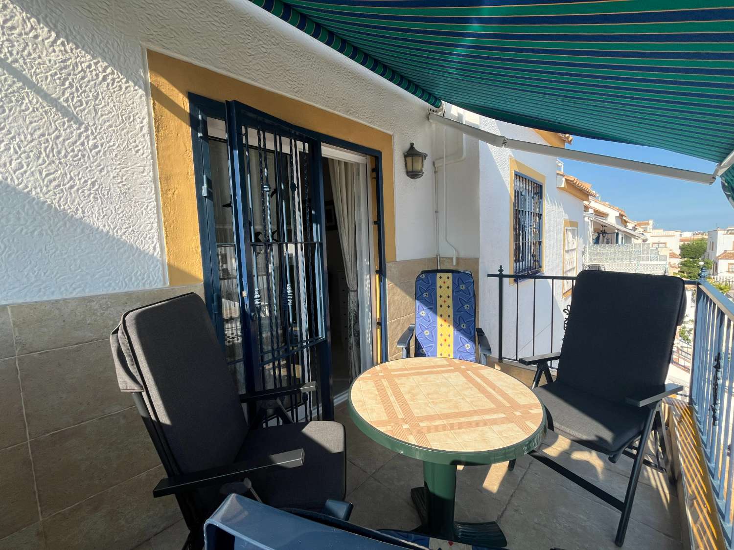 Takvåning med 2 sovrum med privat solarium och havsutsikt