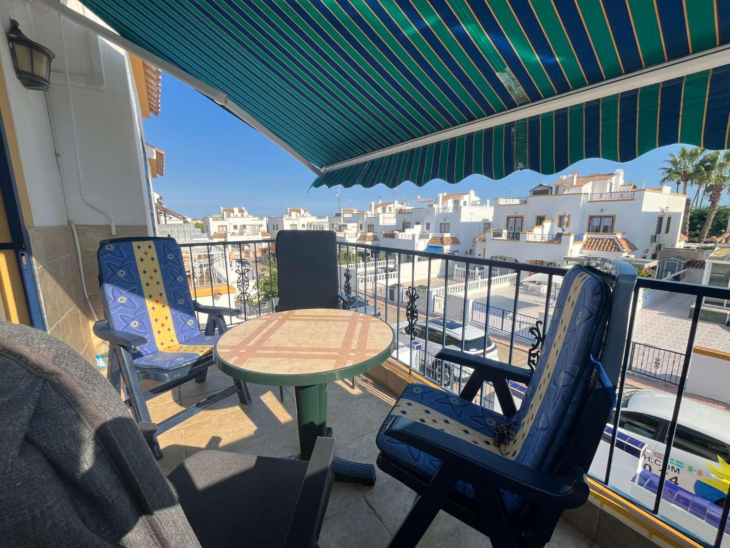 Takvåning med 2 sovrum med privat solarium och havsutsikt