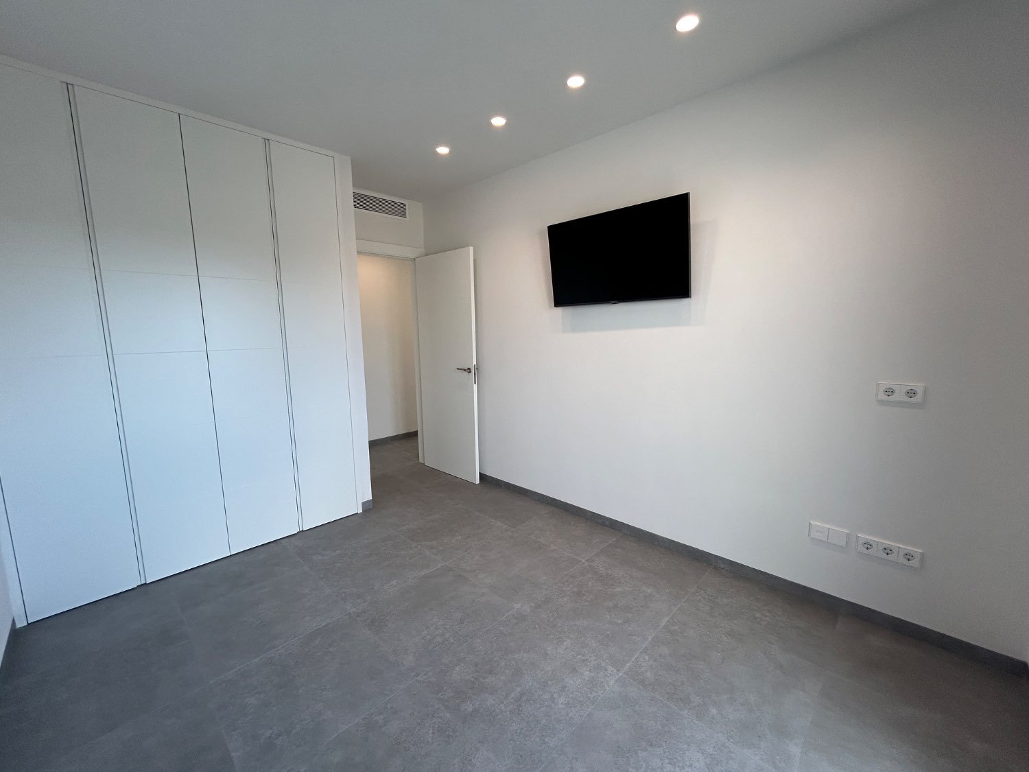 Vivienda de obra nueva con piscina lista para entrar a vivir 5 dormitorios en Lo Pagan ( san Pedro del pinatar )