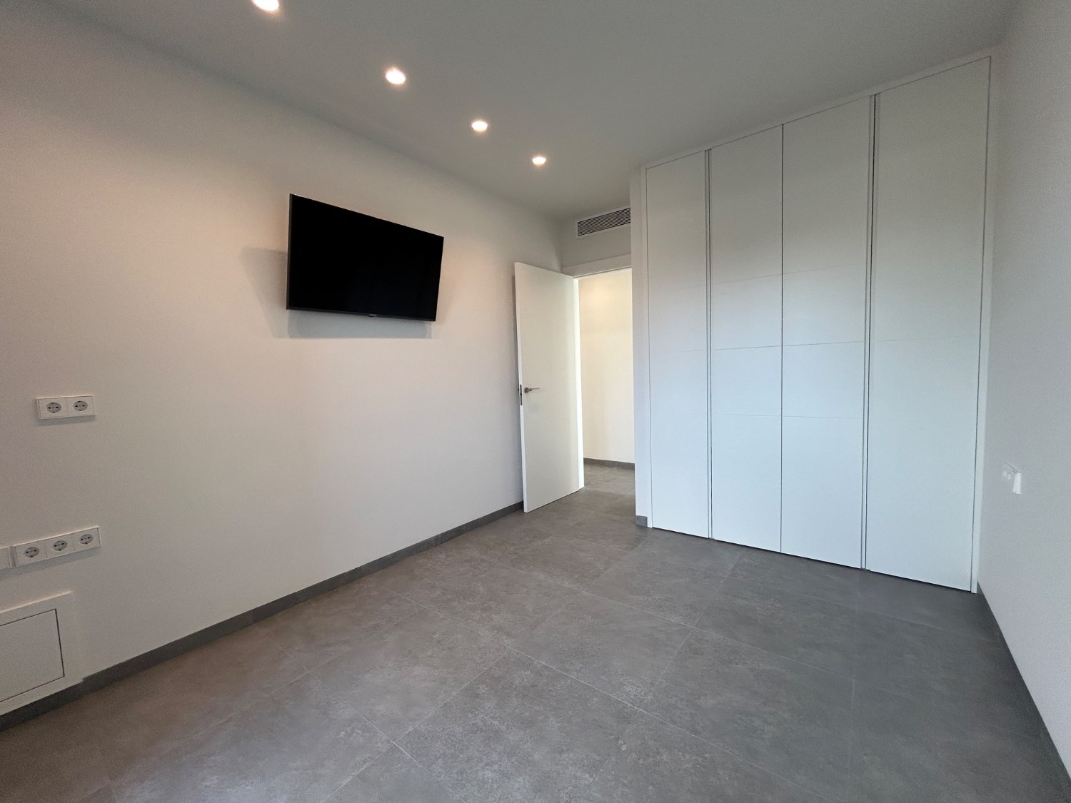 Vivienda de obra nueva con piscina lista para entrar a vivir 5 dormitorios en Lo Pagan ( san Pedro del pinatar )