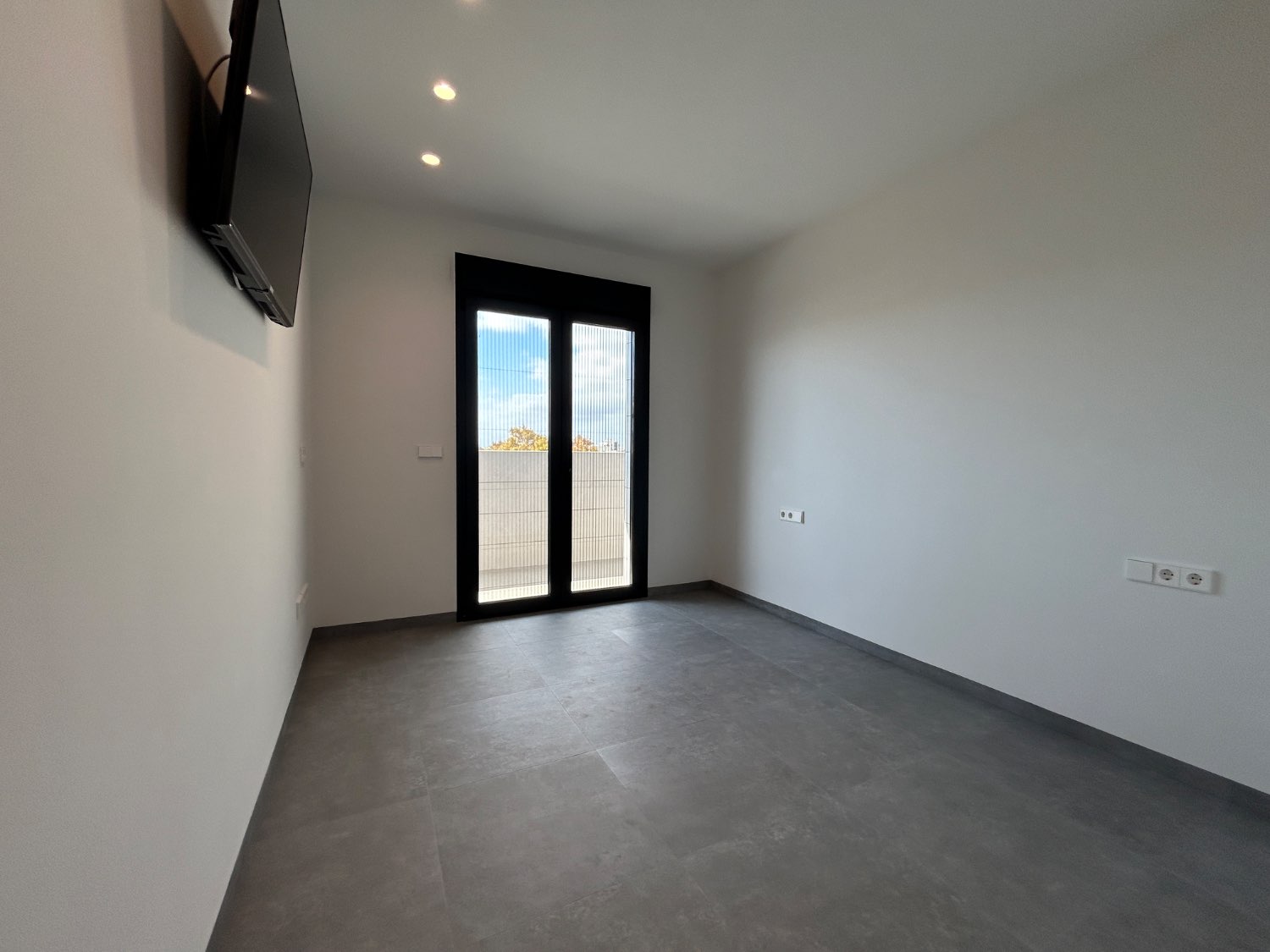 Vivienda de obra nueva con piscina lista para entrar a vivir 5 dormitorios en Lo Pagan ( san Pedro del pinatar )