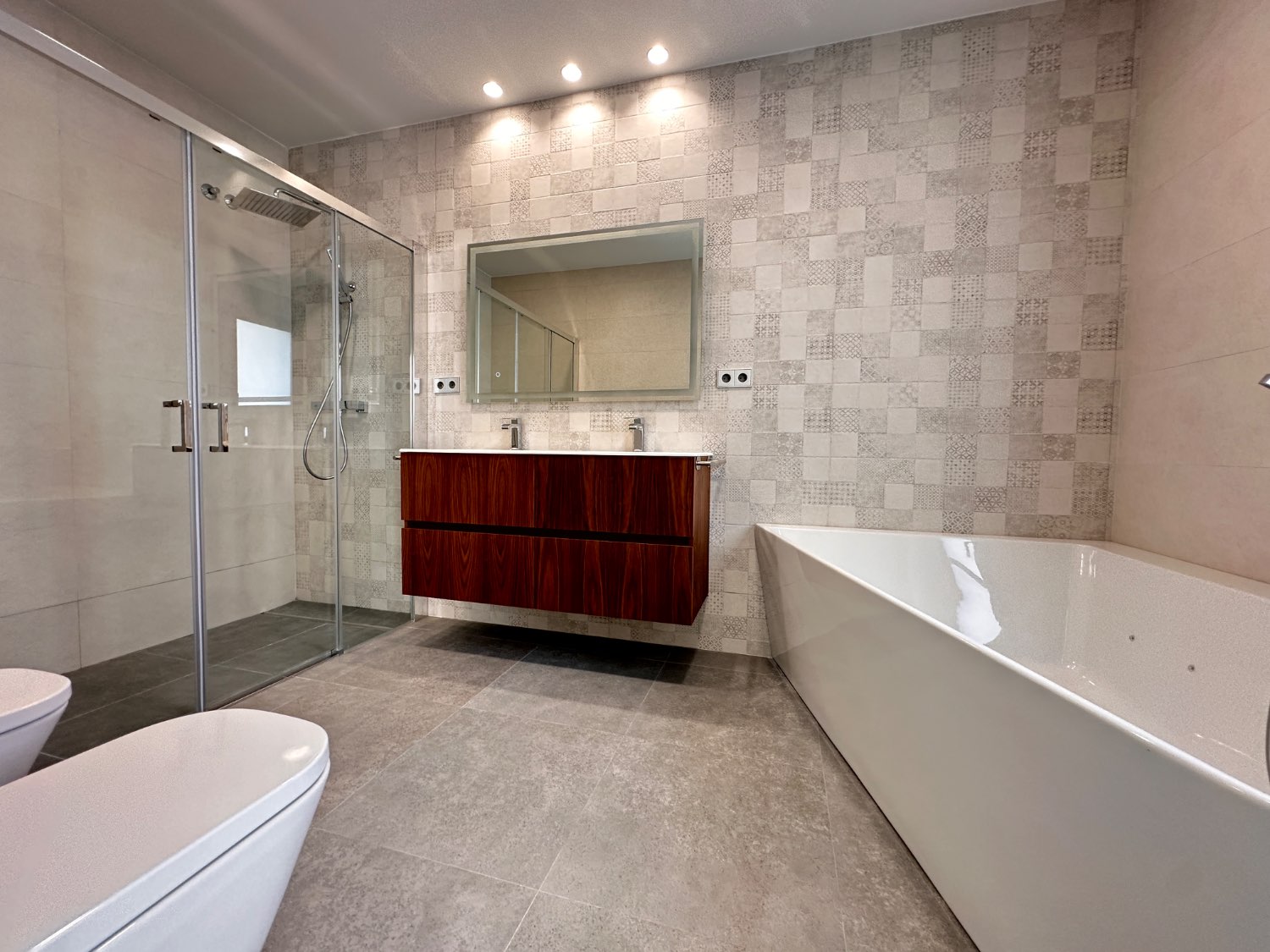 Vivienda de obra nueva con piscina lista para entrar a vivir 5 dormitorios en Lo Pagan ( san Pedro del pinatar )