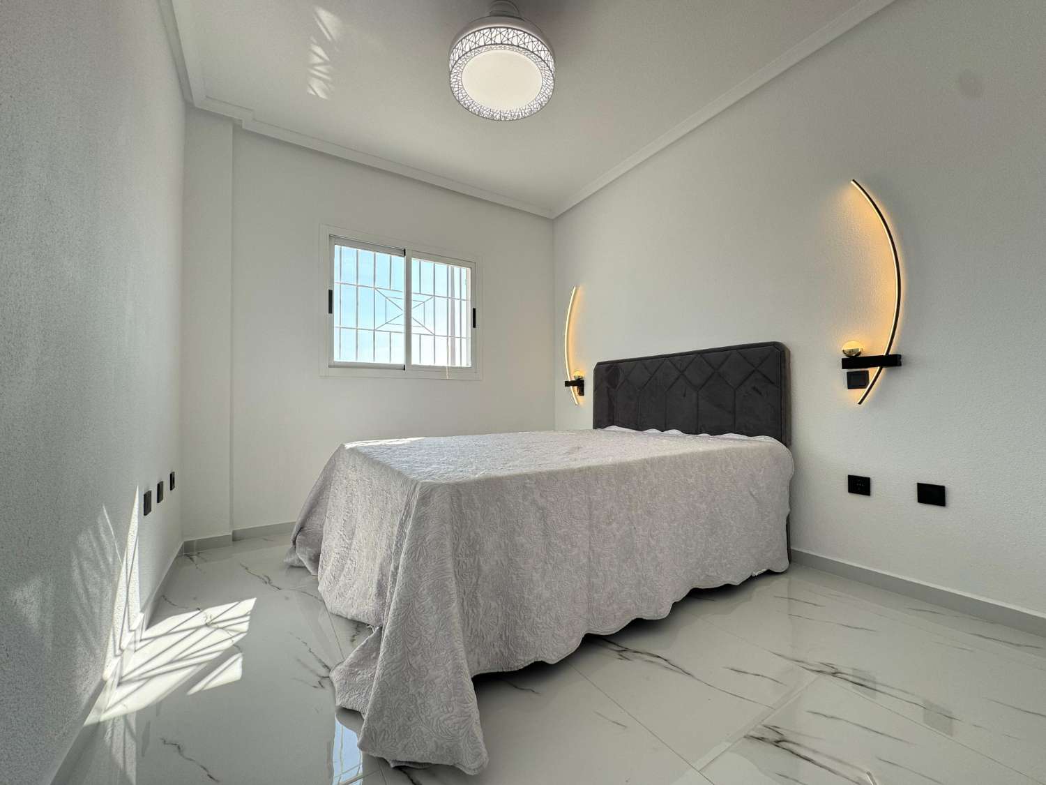 Apartamento reformado de 1 dormitorio en Zeniamar