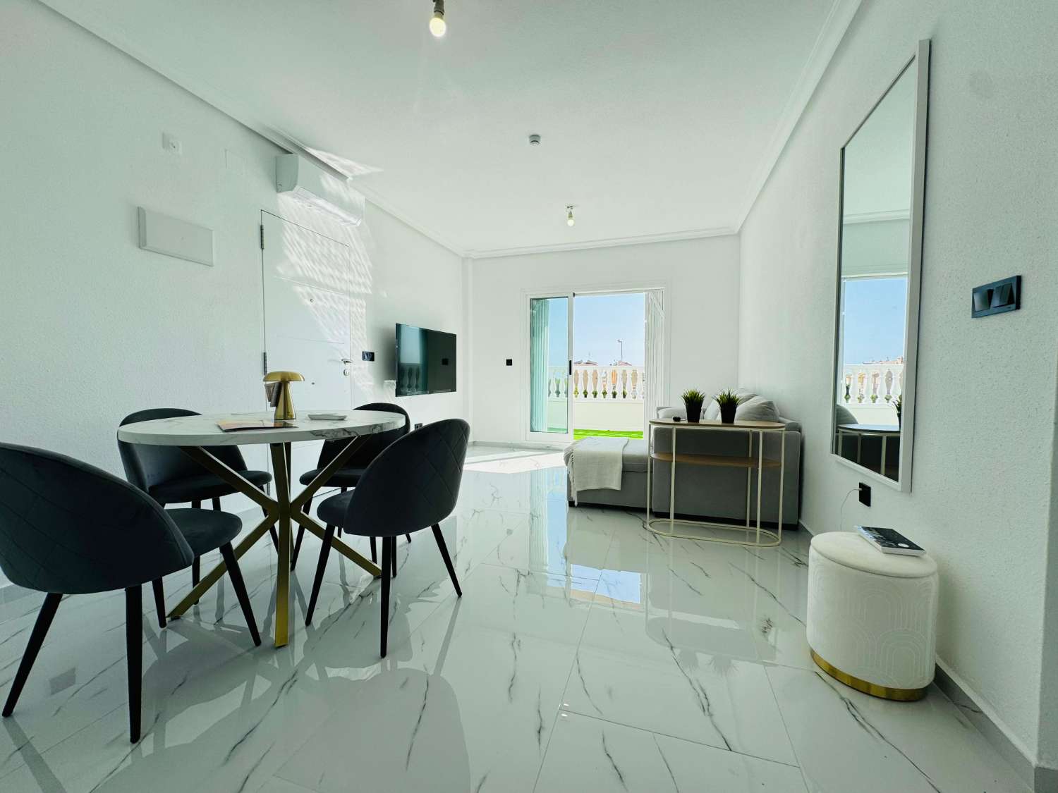 Apartamento reformado de 1 dormitorio en Zeniamar