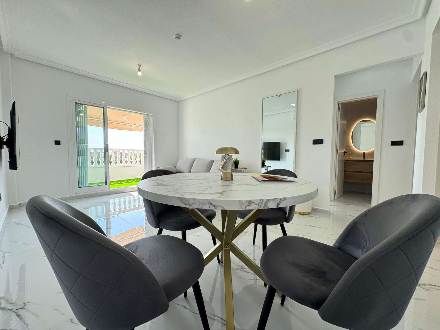 Apartamento reformado de 1 dormitorio en Zeniamar