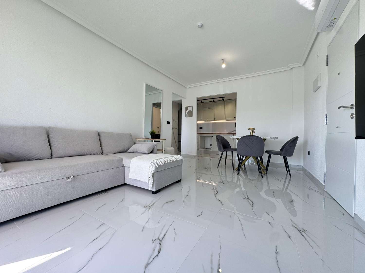 Apartamento reformado de 1 dormitorio en Zeniamar