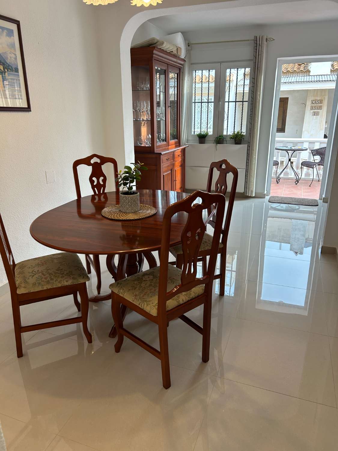 Bungalow de 2 dormitorios y 2 baños en una comunidad cerrada en Orihuela costa