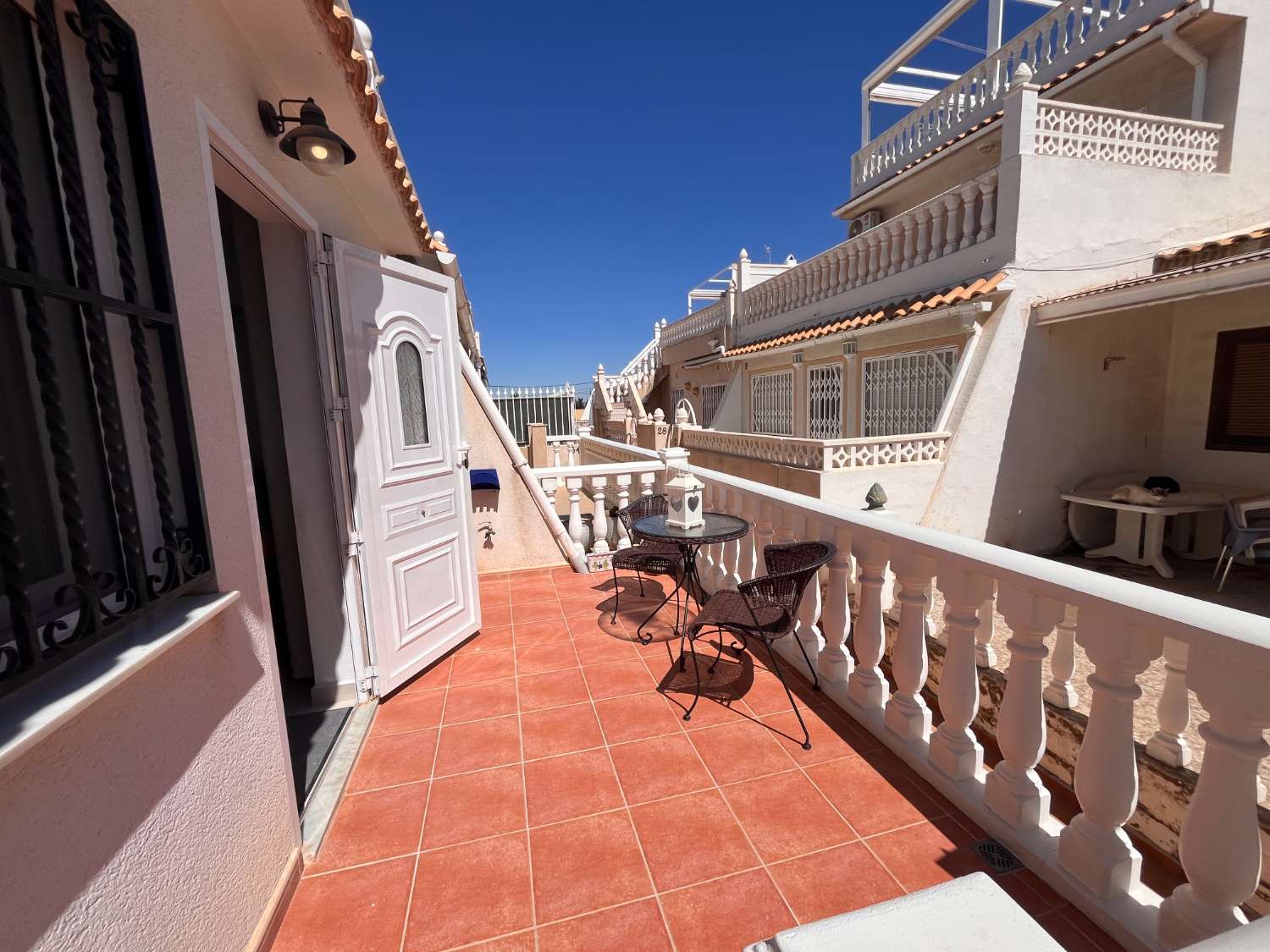 Bungalow de 2 dormitorios y 2 baños en una comunidad cerrada en Orihuela costa