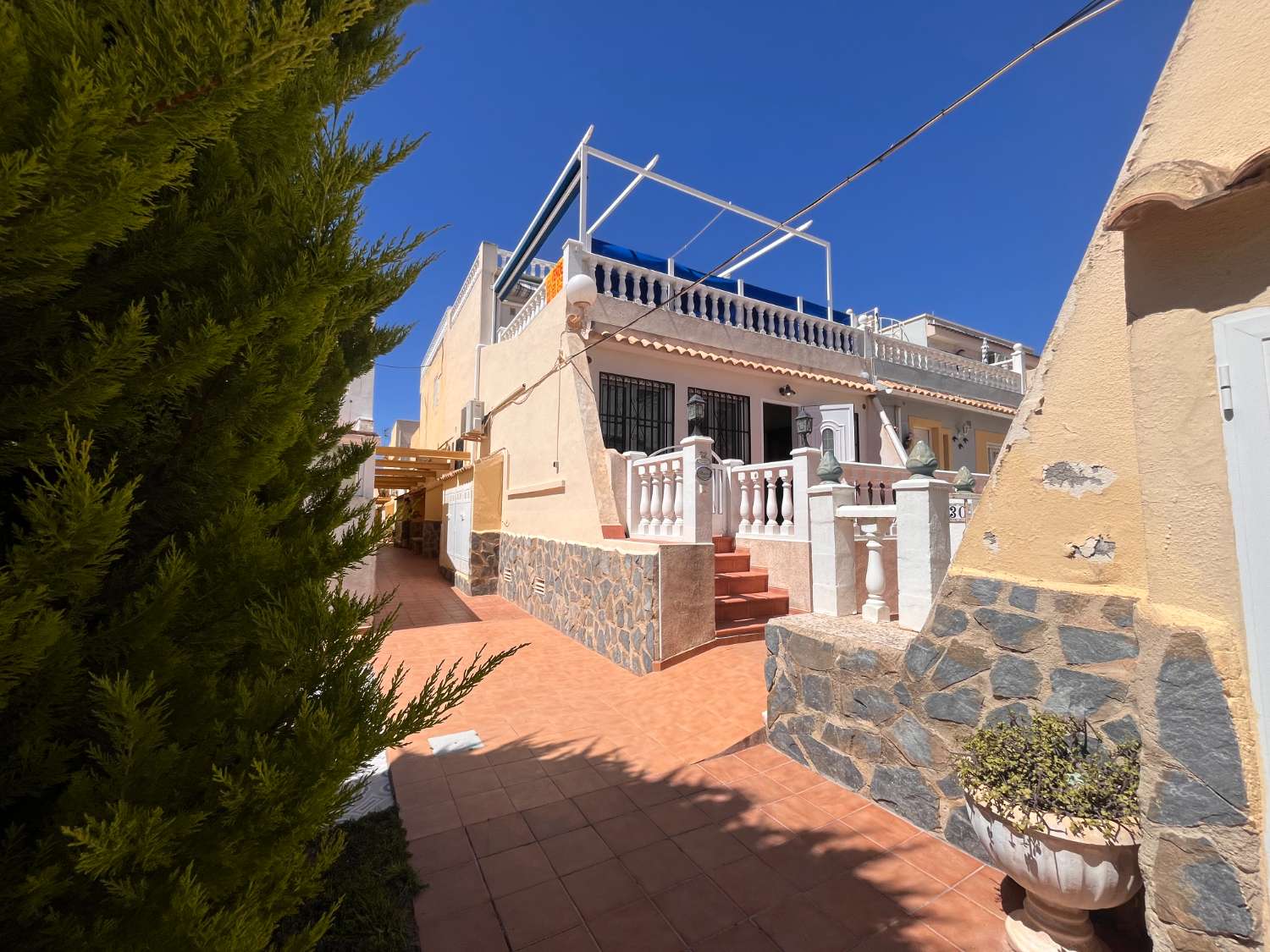 Bungalow de 2 dormitorios y 2 baños en una comunidad cerrada en Orihuela costa