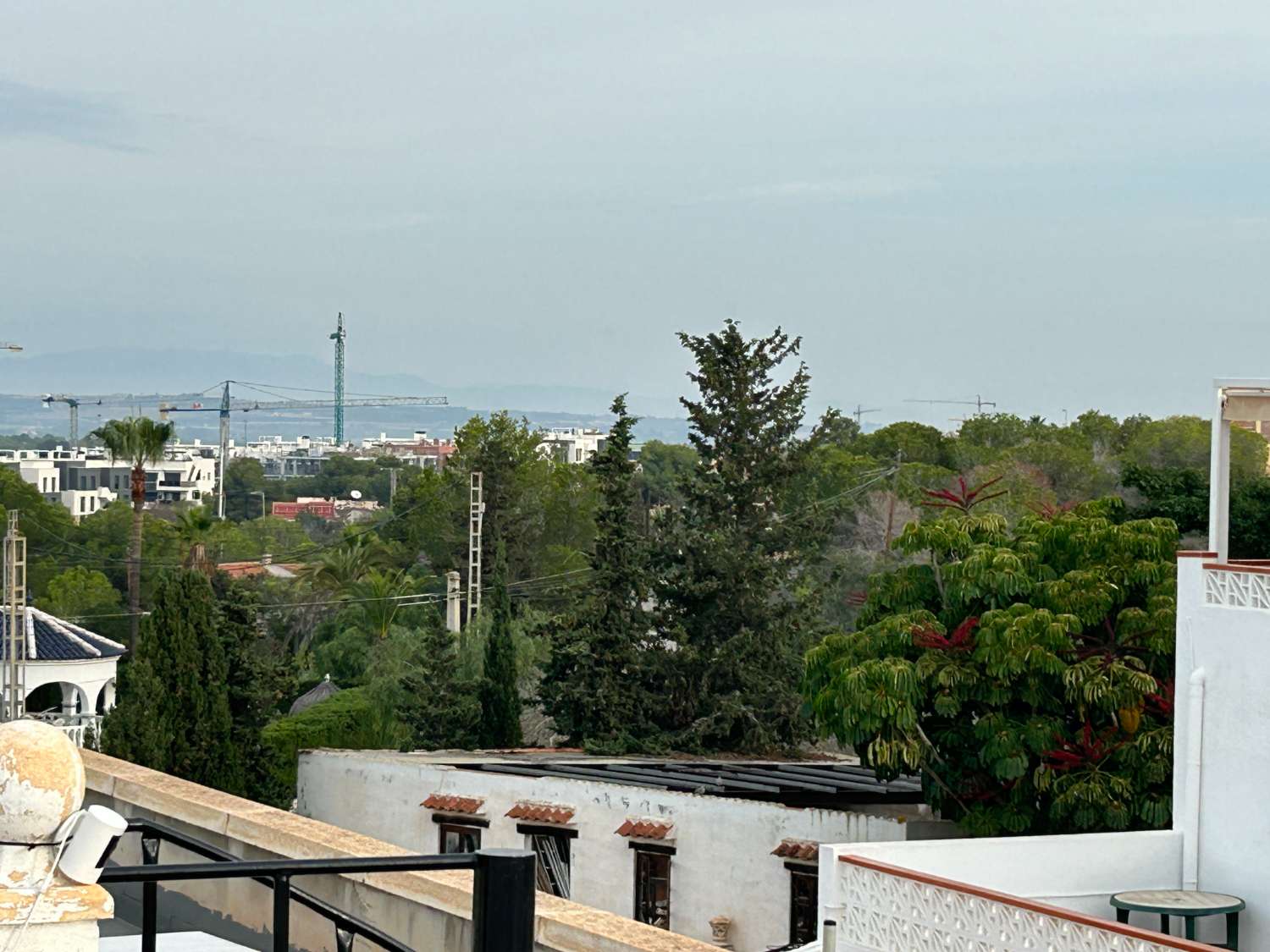 Bungalow de 2 dormitorios y 2 baños en una comunidad cerrada en Orihuela costa