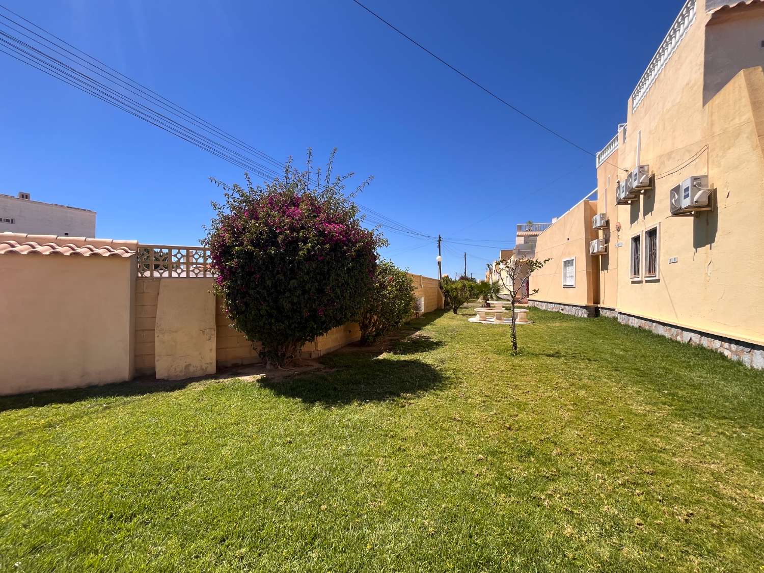 Bungalow de 2 dormitorios y 2 baños en una comunidad cerrada en Orihuela costa