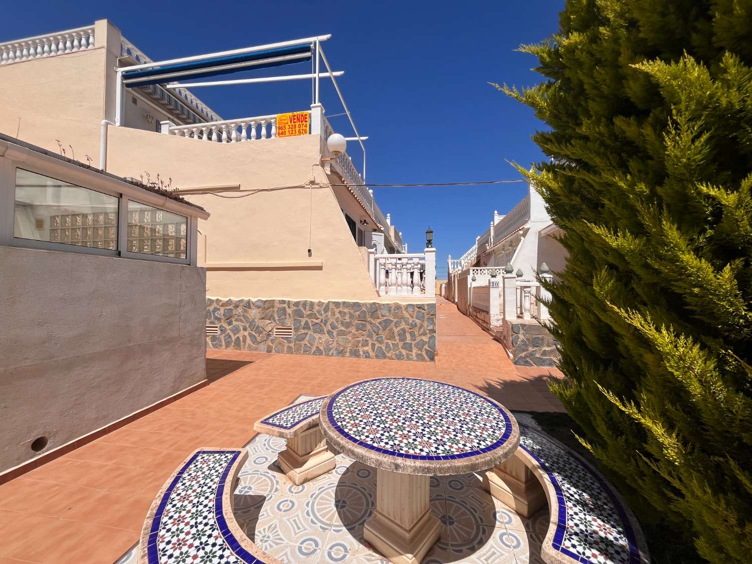 Bungalow de 2 dormitorios y 2 baños en una comunidad cerrada en Orihuela costa