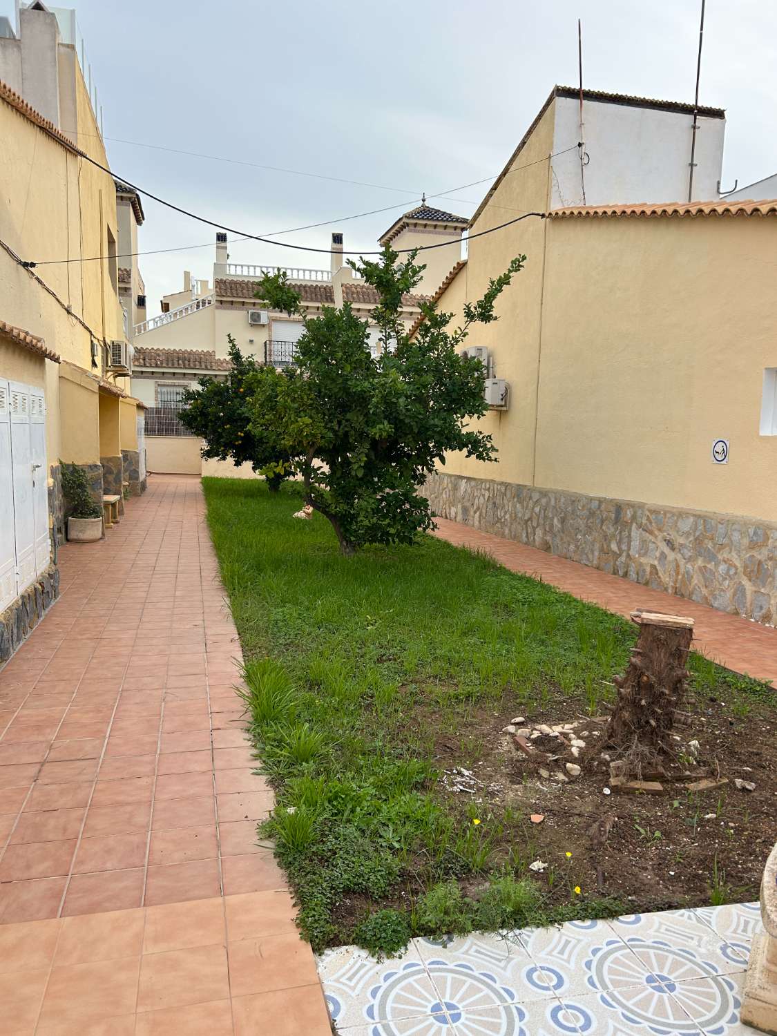 Bungalow de 2 dormitorios y 2 baños en una comunidad cerrada en Orihuela costa