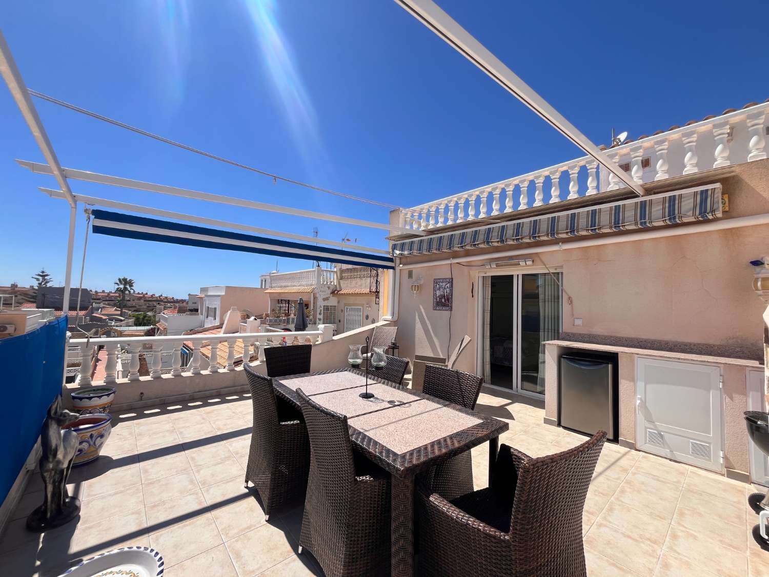 Bungalow de 2 dormitorios y 2 baños en una comunidad cerrada en Orihuela costa