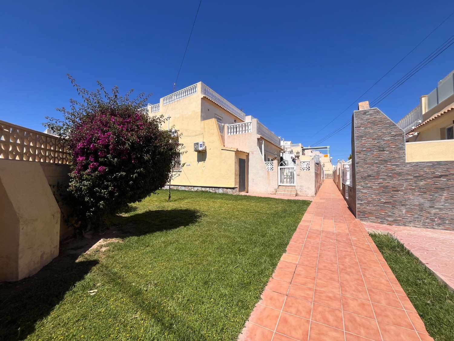 Bungalow de 2 dormitorios y 2 baños en una comunidad cerrada en Orihuela costa