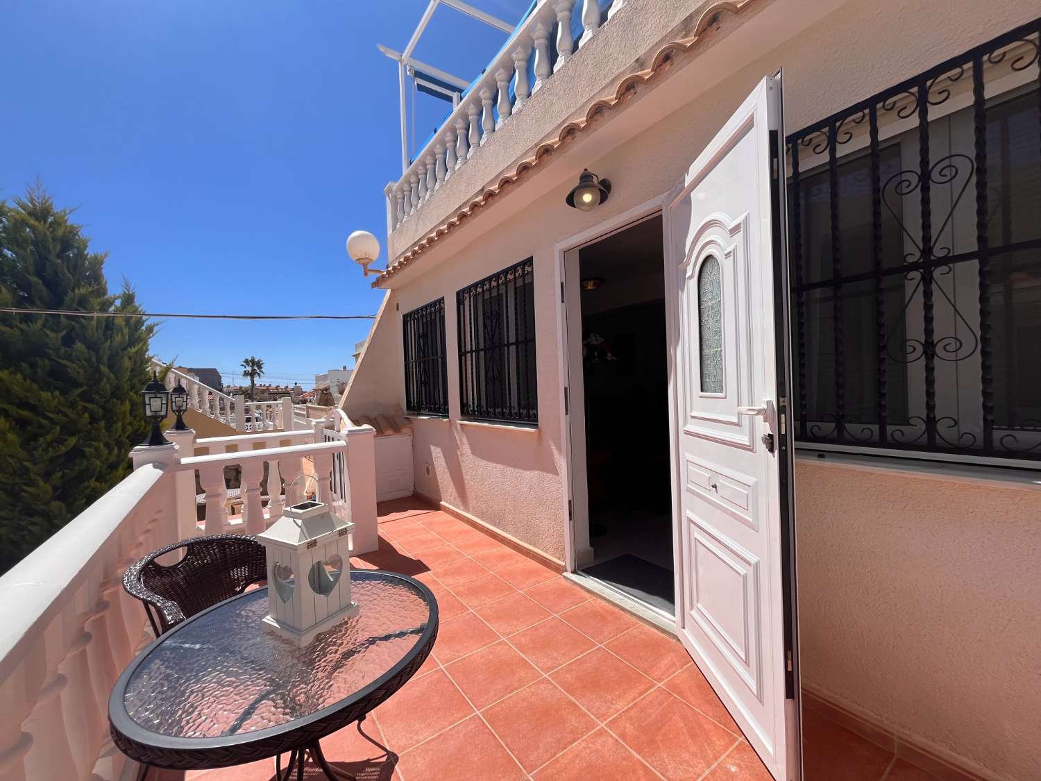 Bungalow de 2 dormitorios y 2 baños en una comunidad cerrada en Orihuela costa