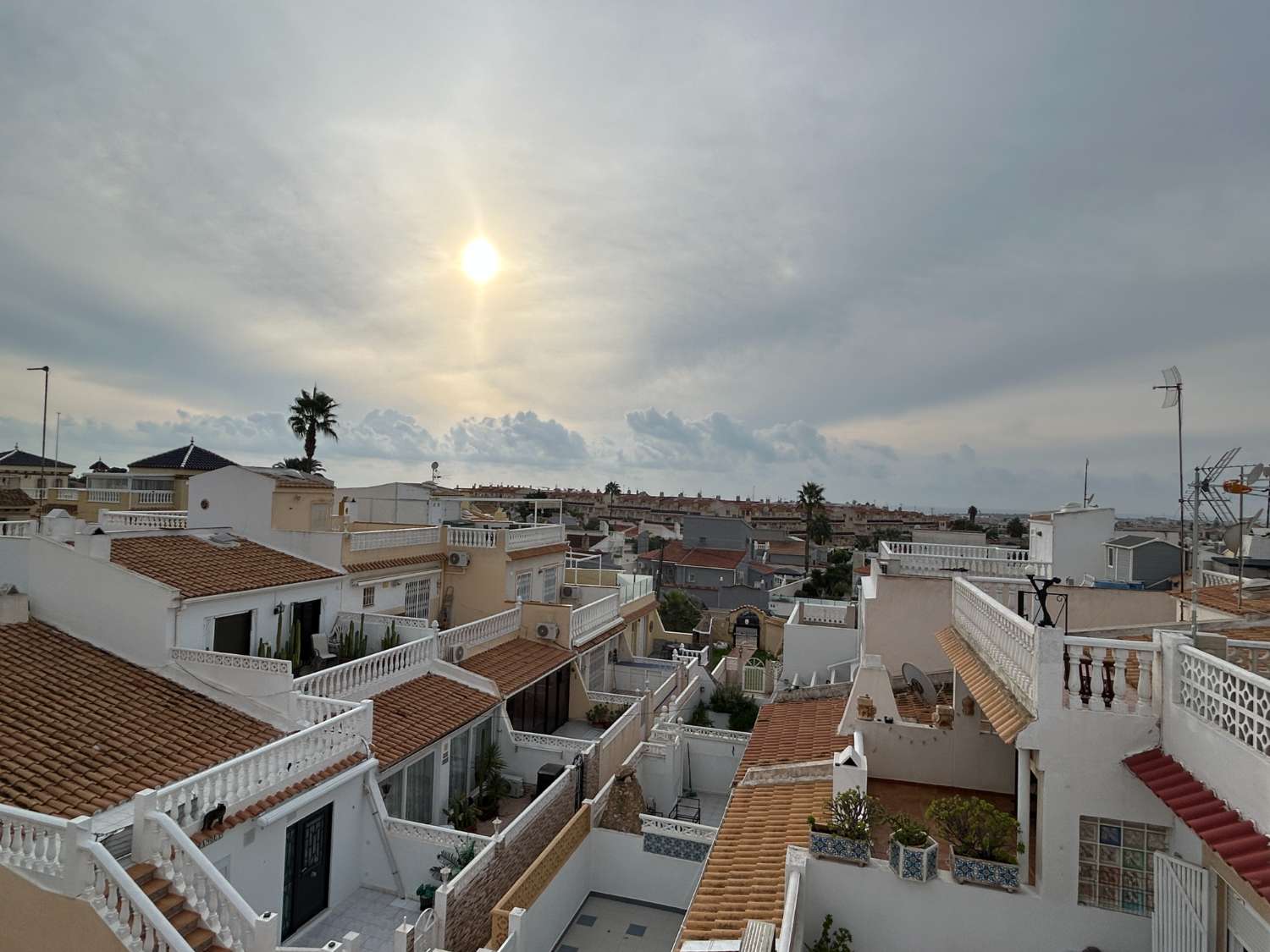 Bungalow de 2 dormitorios y 2 baños en una comunidad cerrada en Orihuela costa