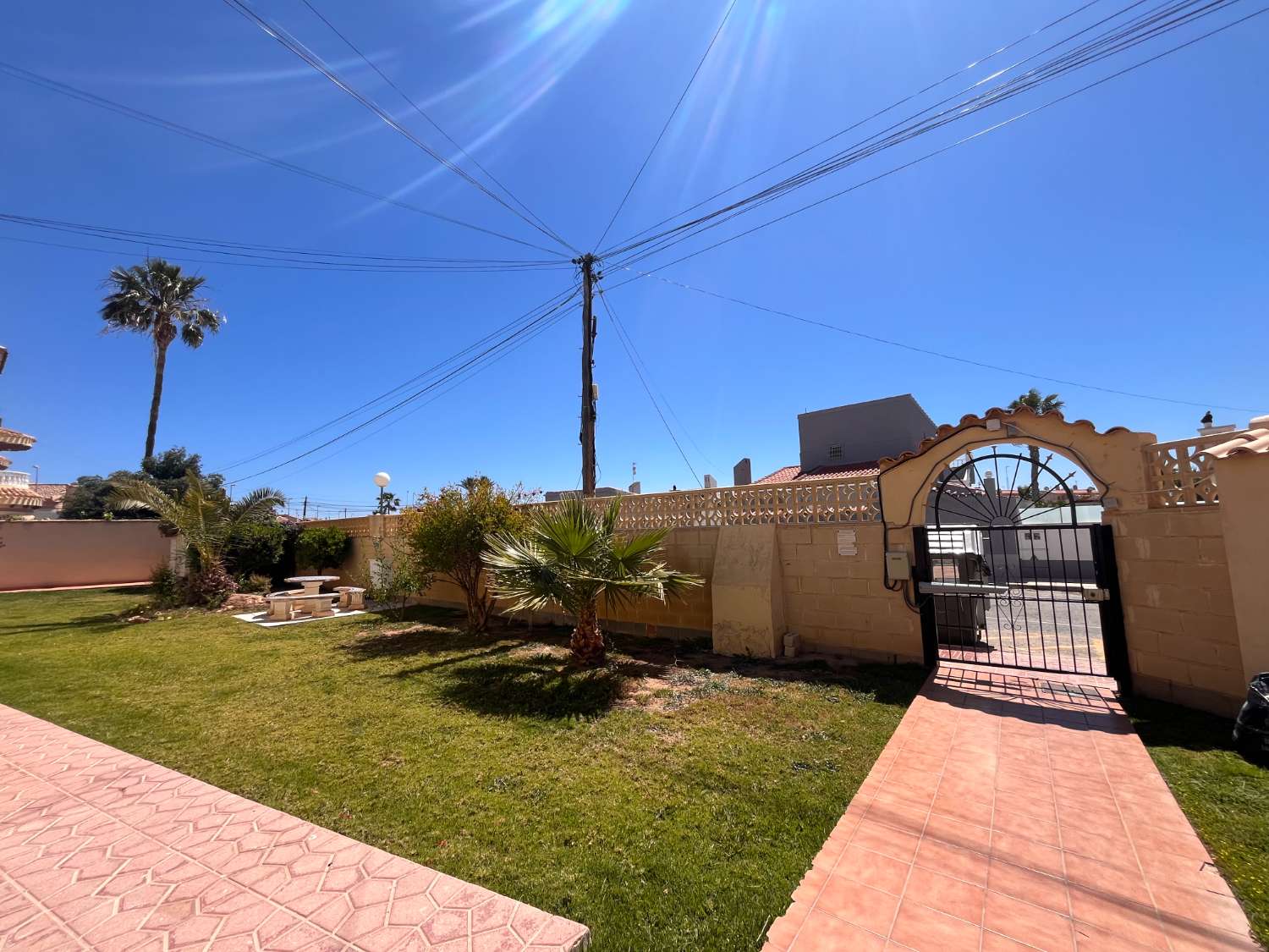 Bungalow de 2 dormitorios y 2 baños en una comunidad cerrada en Orihuela costa