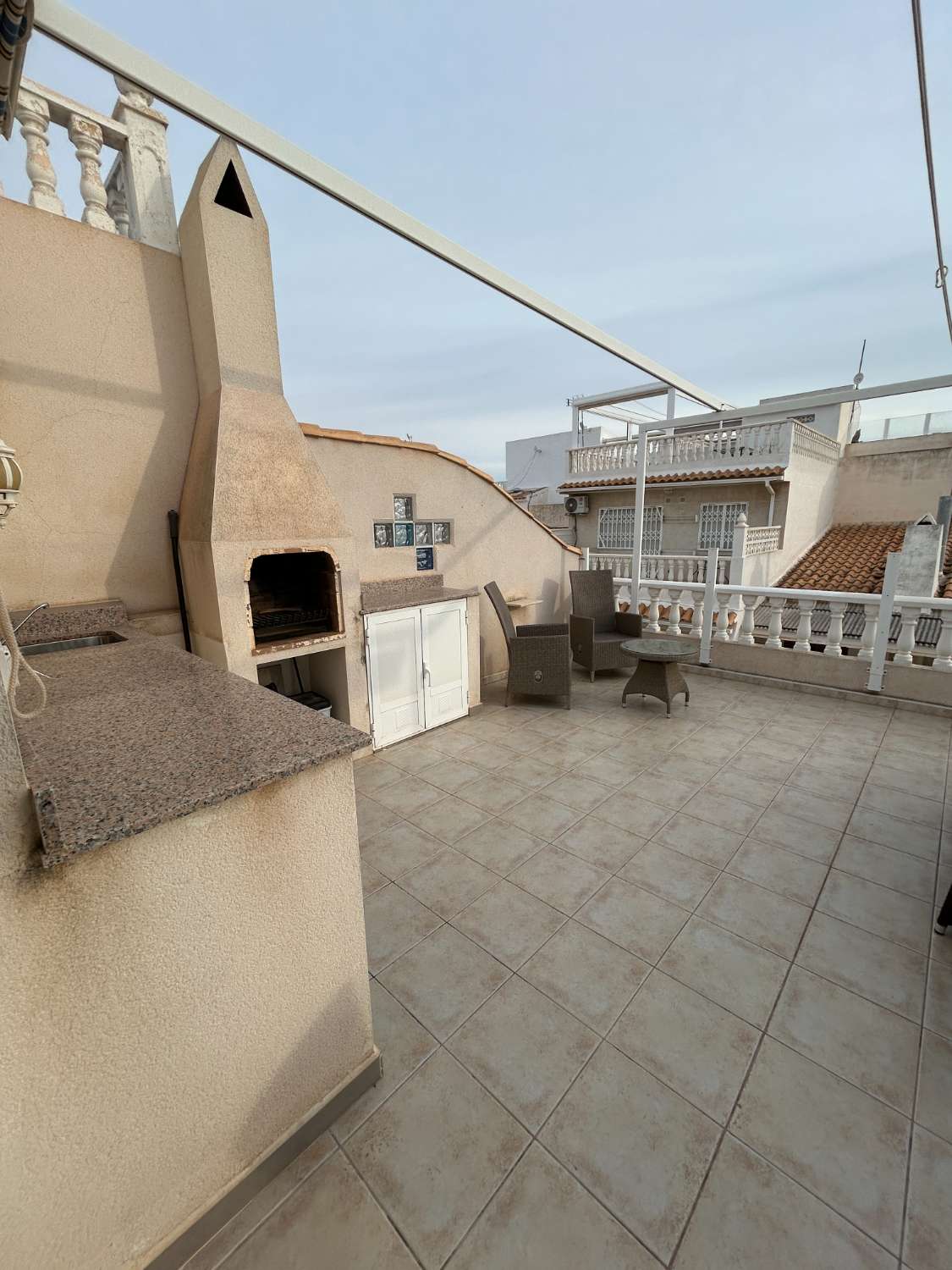 Bungalow de 2 dormitorios y 2 baños en una comunidad cerrada en Orihuela costa