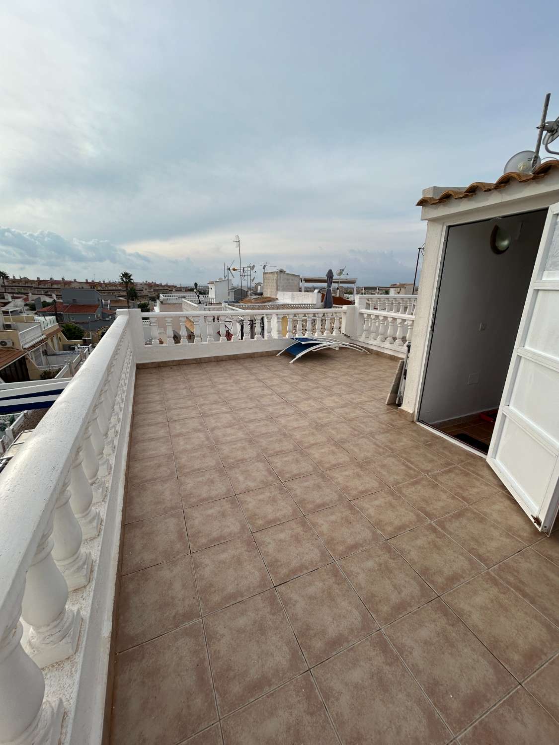 Bungalow de 2 dormitorios y 2 baños en una comunidad cerrada en Orihuela costa