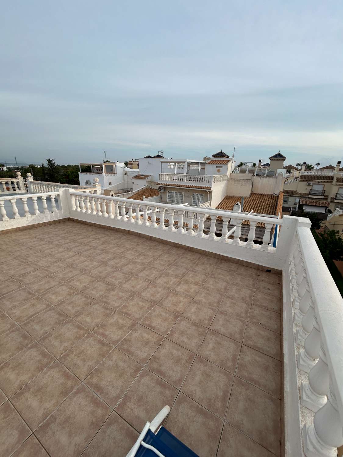 Bungalow de 2 dormitorios y 2 baños en una comunidad cerrada en Orihuela costa