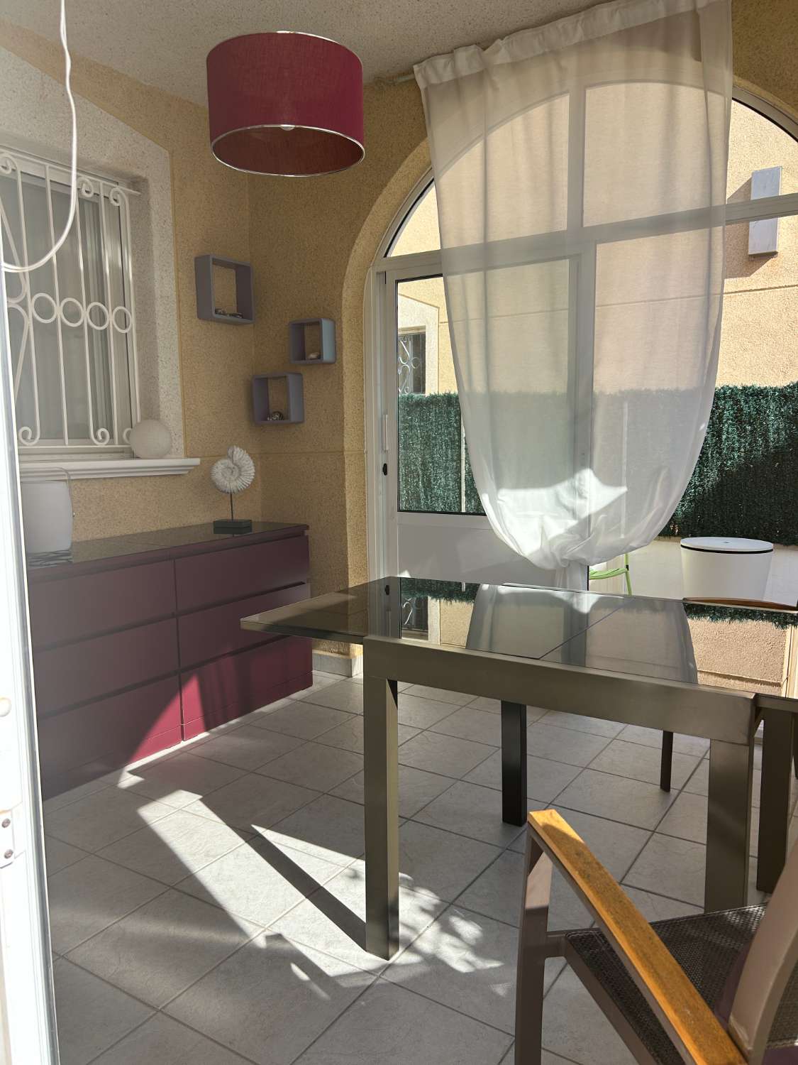 Casa independiente de 2 dormitorios, 2 baños, 1 piscina comunitaria