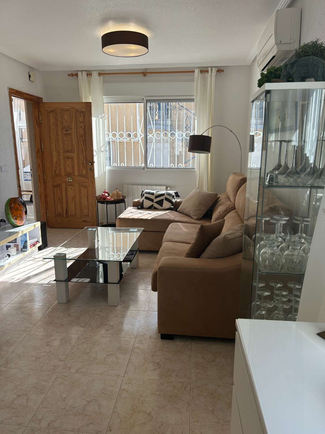 Casa independiente de 2 dormitorios, 2 baños, 1 piscina comunitaria