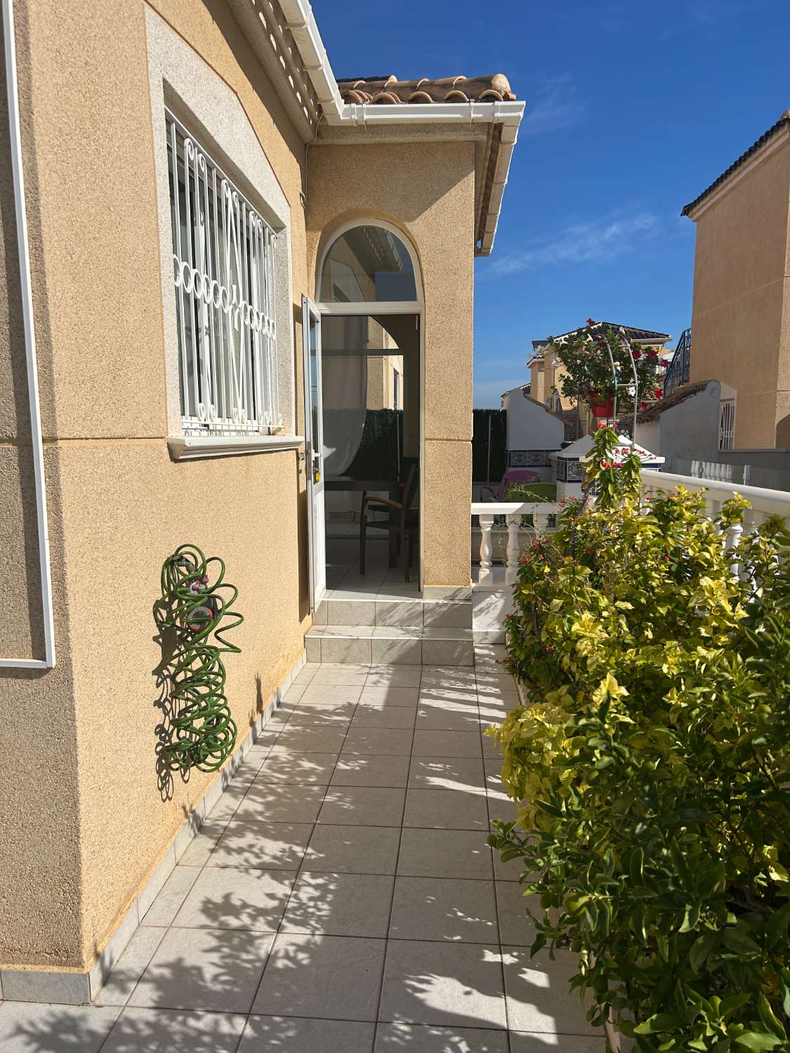 Casa independiente de 2 dormitorios, 2 baños, 1 piscina comunitaria