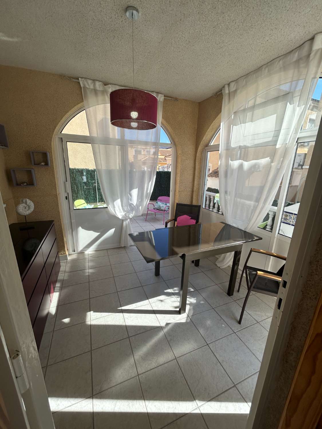 Casa independiente de 2 dormitorios, 2 baños, 1 piscina comunitaria