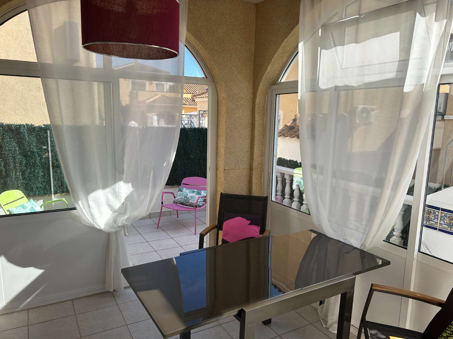 Casa independiente de 2 dormitorios, 2 baños, 1 piscina comunitaria