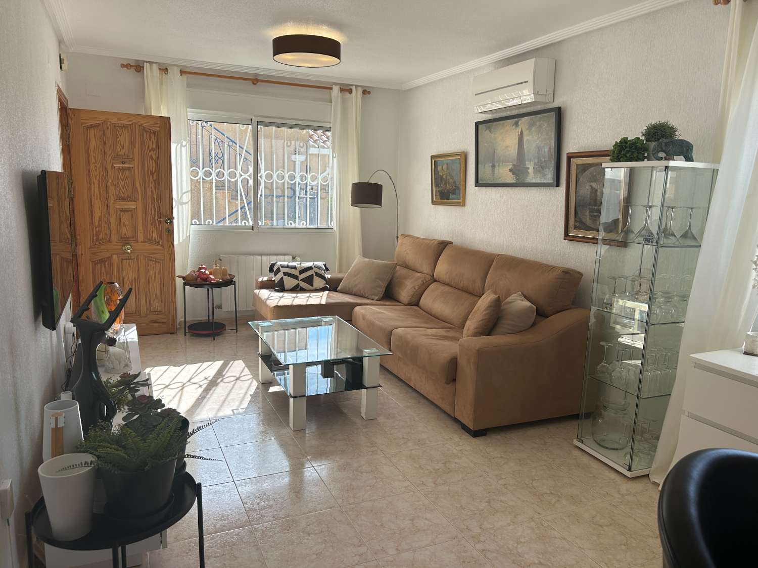 Casa independiente de 2 dormitorios, 2 baños, 1 piscina comunitaria