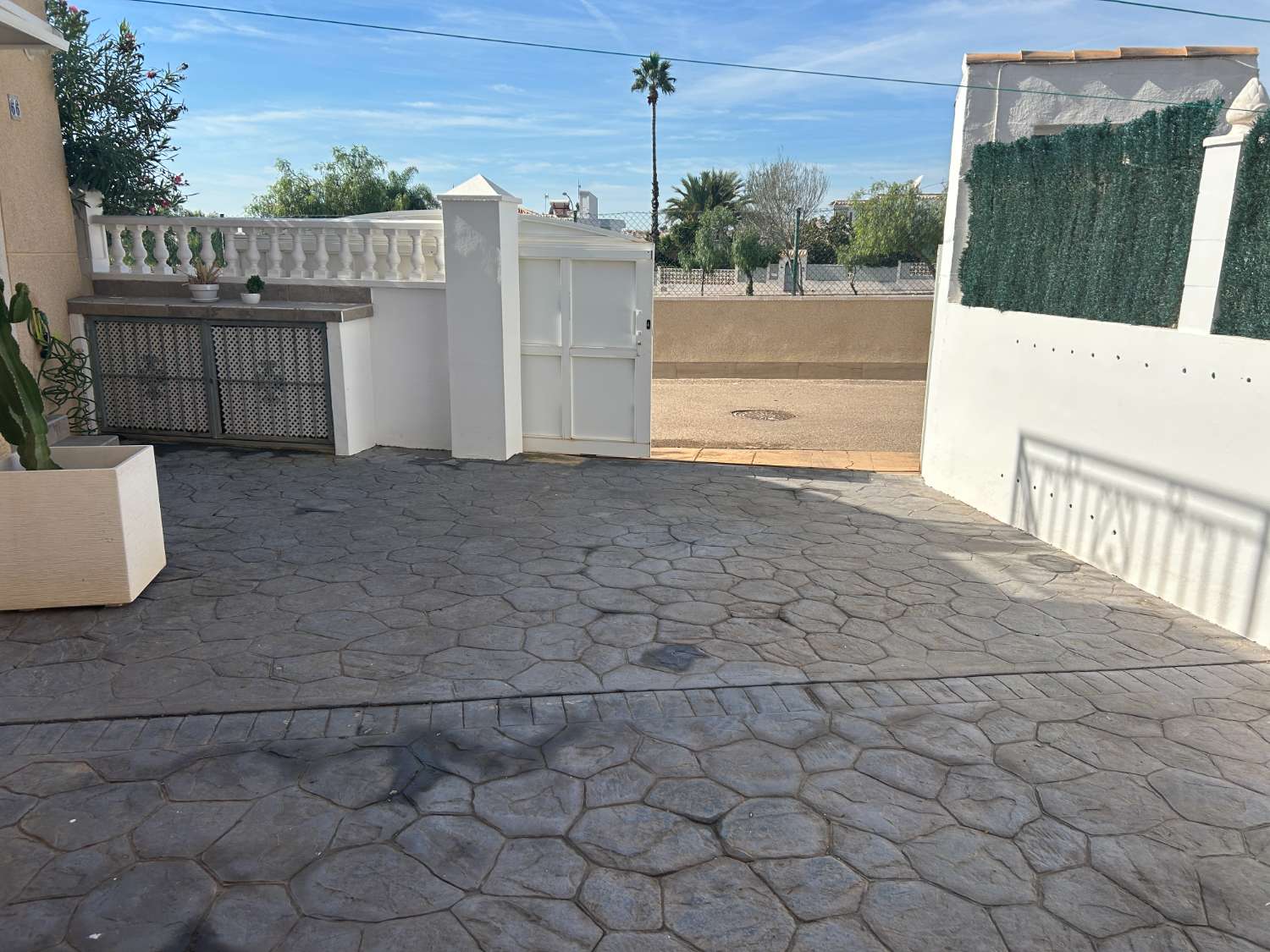 Casa independiente de 2 dormitorios, 2 baños, 1 piscina comunitaria