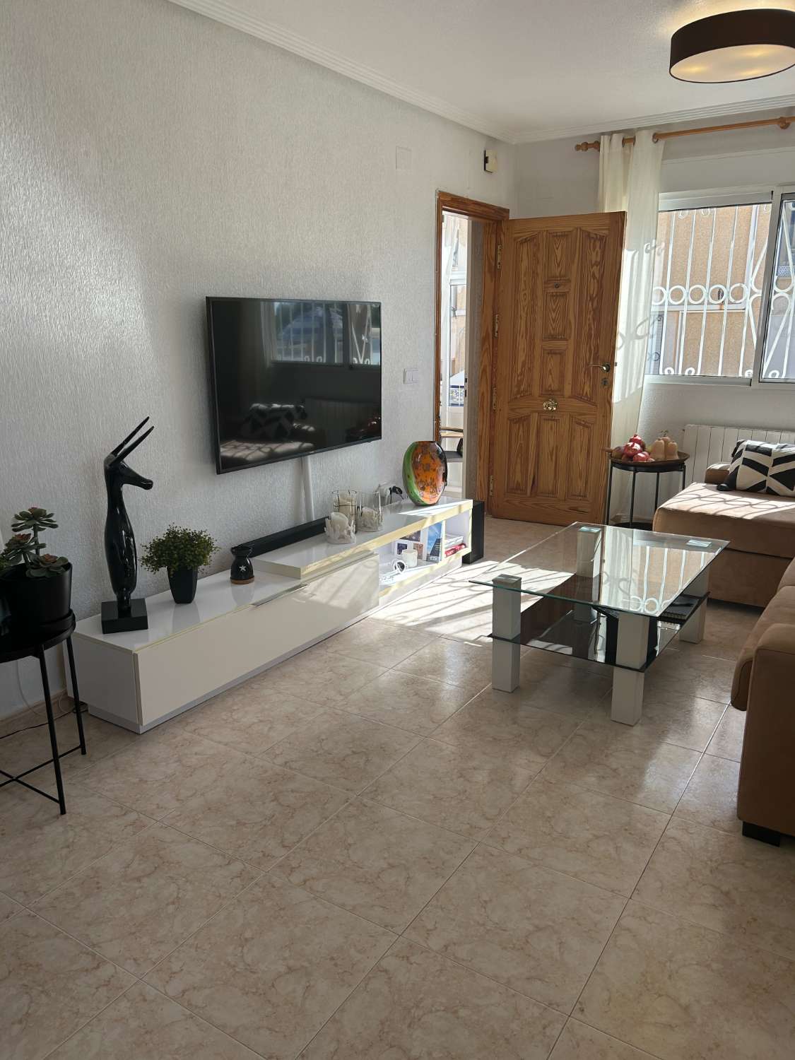 Casa independiente de 2 dormitorios, 2 baños, 1 piscina comunitaria