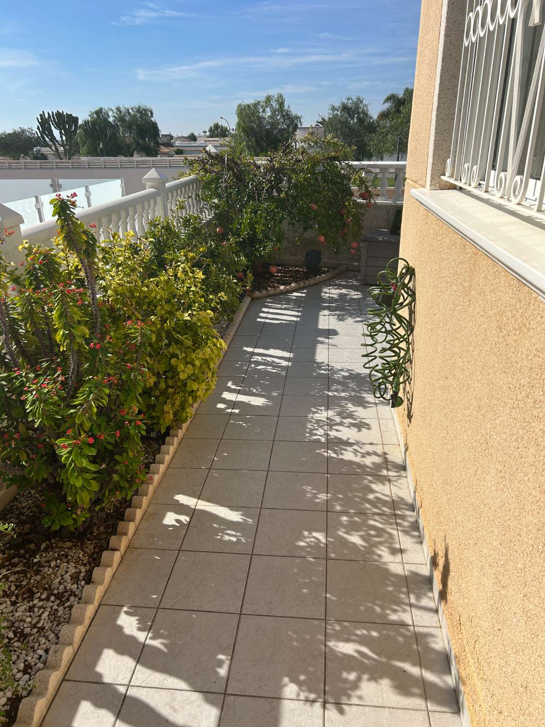 Casa independiente de 2 dormitorios, 2 baños, 1 piscina comunitaria