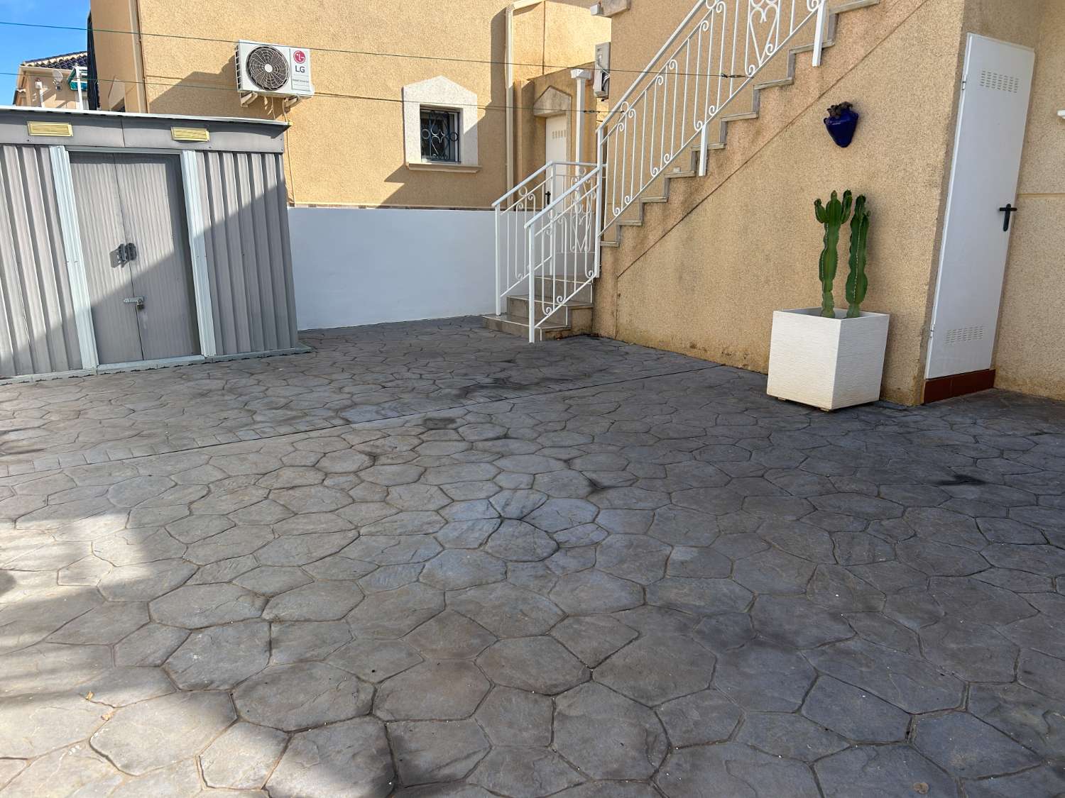 Casa independiente de 2 dormitorios, 2 baños, 1 piscina comunitaria