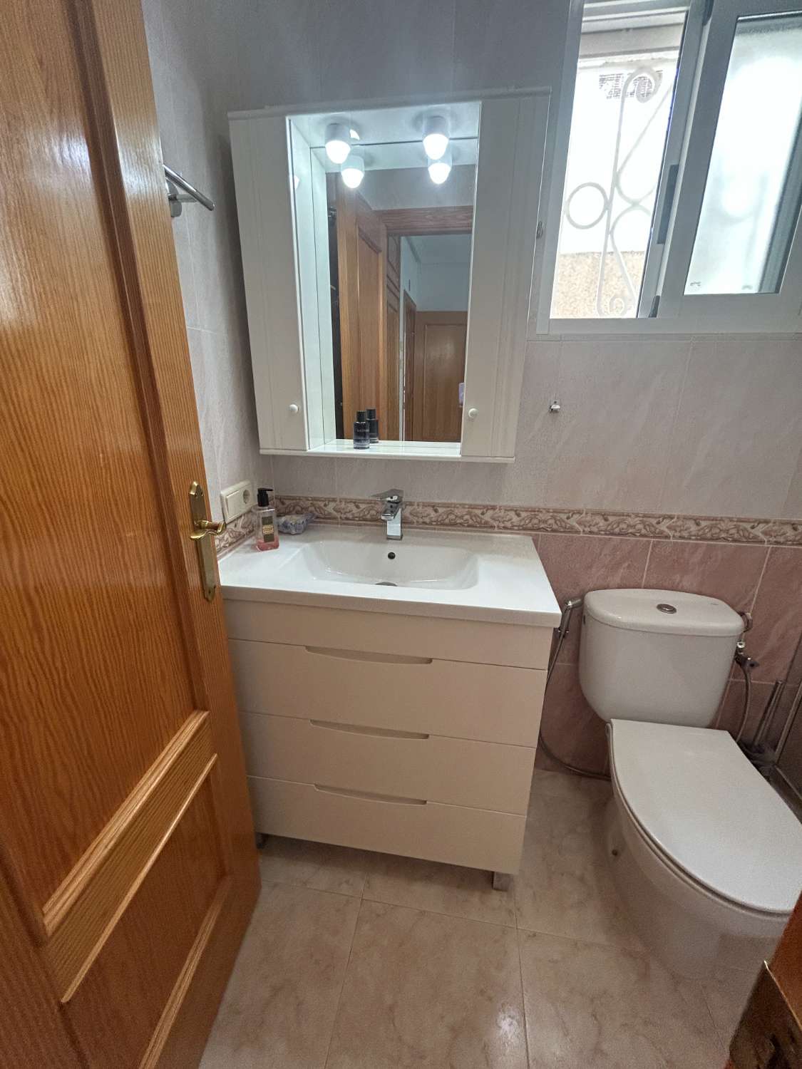 Casa independiente de 2 dormitorios, 2 baños, 1 piscina comunitaria